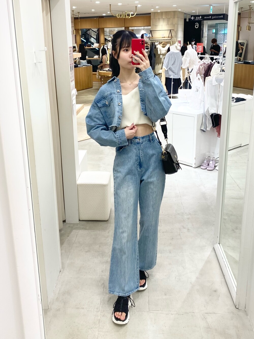 「ナイスクラップ、one after another NICE CLAUP、ootd、骨格ウェーブ、高身長女子、高身長コーデ、デニム、セットアップ、シンプルスタイル、休日コーデ、カジュアルコーデ、シンプルコーデ、大人コーデ、夏、楽チンコーデ」｜「one after another NICE CLAUPのショートデニムジャケット/Gジャン/セットアップあり（デニムジャケット、ブルー系）」を使った、moeさん（レディース・172cm）の夏コーディネートの4枚目の写真