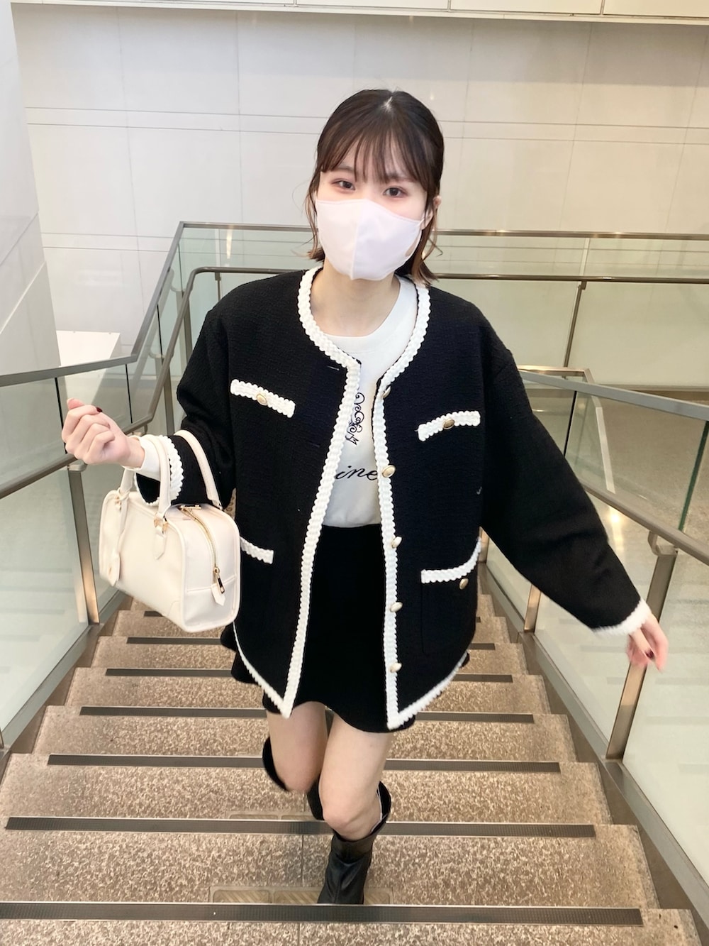 「ナイスクラップ、ootd、高身長女子、高身長コーデ、骨格ウェーブ、休日スタイル、大人カジュアル、セットアップ、ジャケット、オトナカジュアル、春アウター、春、リラックススタイル、ブラック、大人ガーリー」|「one after another NICE CLAUPのロゴ刺繍ニットプルオーバー(ニット/セーター、ホワイト系)」を使った、moeさん(レディース・174cm)の冬コーディネートの6枚目の写真