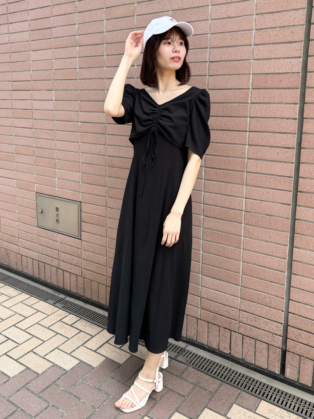 「ナイスクラップ、ブラック、ワンピース、骨格ウェーブ、高身長、高身長女子、高身長コーデ、one after another NICE CLAUP、ootd、最近のいい感じコーデ、モノトーン、モノトーンコーデ、モード、オトナカジュアル、オトナ女子」｜「one after another NICE CLAUPのストーム付きストラップサンダル（サンダル、ホワイト系）」を使った、moeさん（レディース・174cm）の冬コーディネートの3枚目の写真
