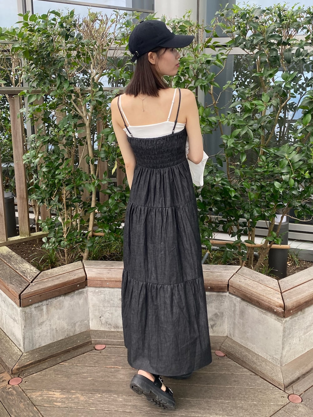 「ナイスクラップ、ootd、one after another NICE CLAUP、骨格ウェーブ、高身長、高身長女子、高身長コーデ、ブラック、モノトーン、ワンピース、お出かけコーデ、オトナカジュアル、おしゃれさんと繋がりたい、オトナ女子、シンプルコーデ」｜「one after another NICE CLAUPのヘアクリップリボン付き/ティアードキャミワンピース（ワンピース、ブラック系）」を使った、moeさん（レディース・174cm）の冬コーディネートの2枚目の写真