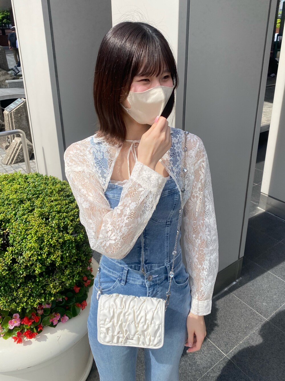 「ナイスクラップ、骨格ウェーブ、高身長、高身長女子、高身長コーデ、one after another NICE CLAUP、ootd、お出かけコーデ、オトナカジュアル、おしゃれさんと繋がりたい、オトナ女子、デニム、ハンドバッグ、デニムパンツ、シンプルコーデ」|「one after another NICE CLAUPのローズブローチ付きビスチェセットパンツ(サロペット/オーバーオール、ブルー系)」を使った、moeさん(レディース・174cm)の冬コーディネートの8枚目の写真