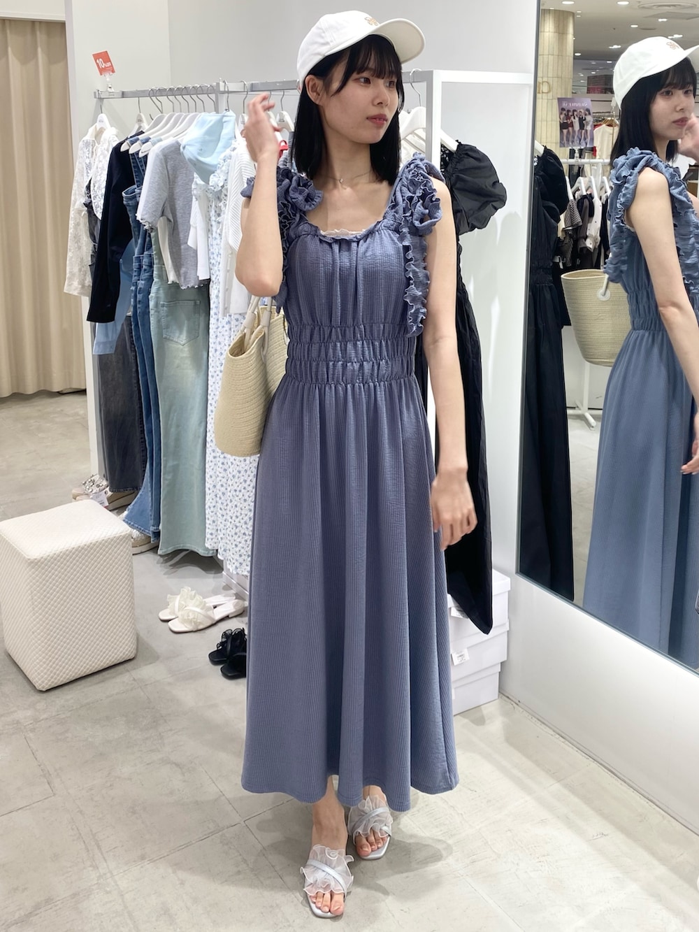 「ナイスクラップ、ワンピース、骨格ウェーブ、高身長、高身長女子、高身長コーデ、ootd、one after another NICE CLAUP、お出かけコーデ、オトナカジュアル、おしゃれさんと繋がりたい、オトナ女子、シンプルコーデ、シンプル、カラーコーデ」｜「one after another NICE CLAUPのリボン取り外し可能/肩リボンリラックスワンピース（ワンピース、ブルー系）」を使った、moeさん（レディース・174cm）の冬コーディネートの2枚目の写真