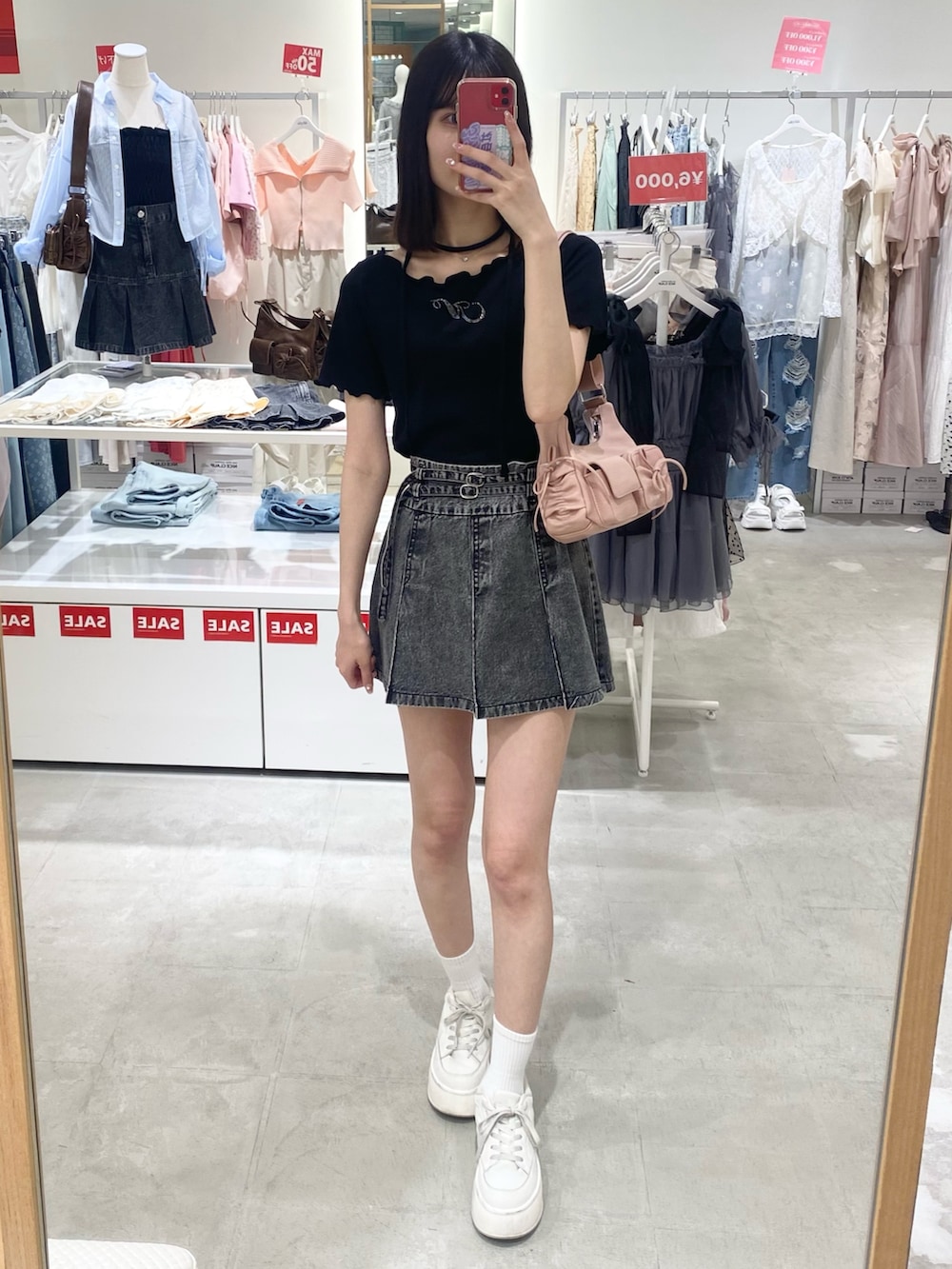 「ナイスクラップ、骨格ウェーブ、高身長、高身長女子、高身長コーデ、ootd、one after another NICE CLAUP、お出かけコーデ、シミラールック、モノトーン、モノトーンコーデ、おしゃれさんと繋がりたい、オトナカジュアル、オトナ女子、シンプルコーデ」｜「one after another NICE CLAUPのチョーカーセットラインストーンTシャツ【WEB限定色あり】（Tシャツ/カットソー、ブラック系）」を使った、moeさん（レディース・174cm）の冬コーディネートの6枚目の写真