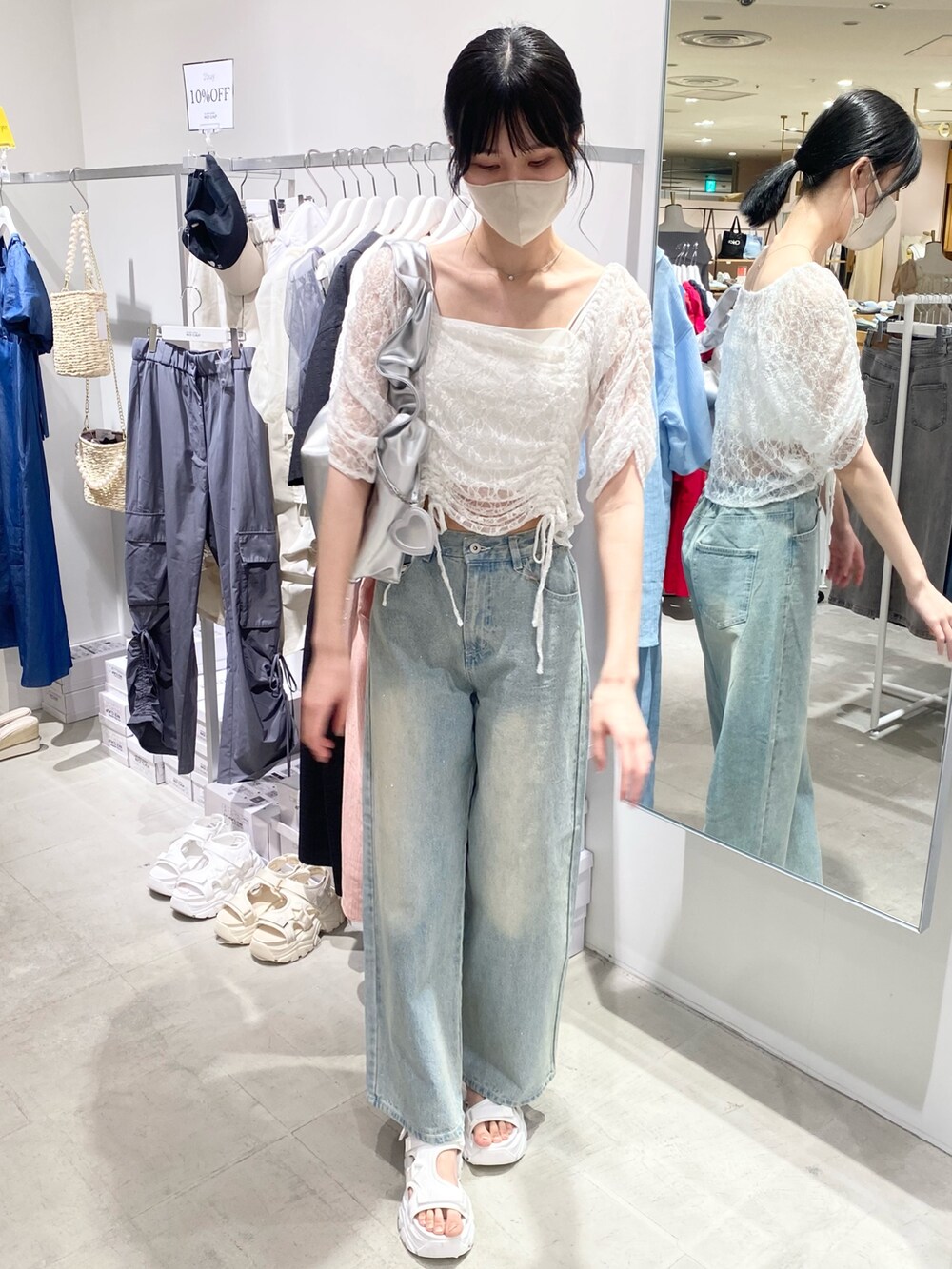 「ナイスクラップ、デニム、デニムパンツ、パンツスタイル、骨格ウェーブ、高身長、高身長女子、高身長コーデ、one after another NICE CLAUP、ootd、カジュアル、カジュアルコーデ、おしゃれさんと繋がりたい、お出かけコーデ、オトナカジュアル」｜「one after another NICE CLAUPのハートミラーチャーム付きドロストバッグ（トートバッグ、シルバー系）」を使った、moeさん（レディース・174cm）の冬コーディネートの2枚目の写真