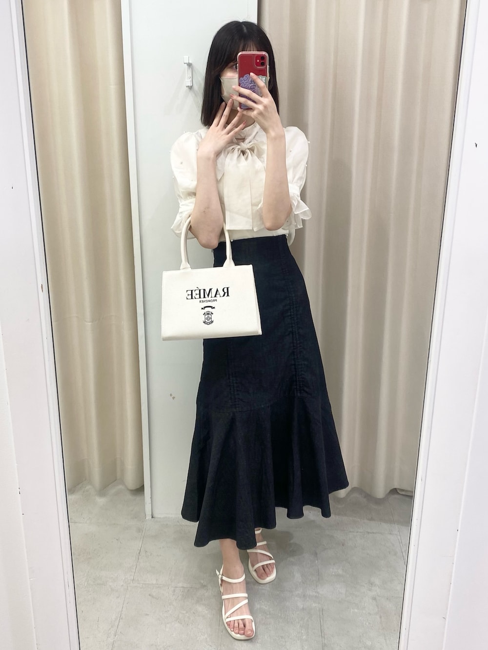 「カジュアル、ナイスクラップ、ootd、one after another NICE CLAUP、高身長女子、骨格ウェーブ、高身長コーデ、高身長、スカート、きれいめカジュアル、キレイめ、最近のいい感じコーデ、オトナカワイイ、着回しコーデ、オトナ女子」|「one after another NICE CLAUPの【S,Mサイズ展開】長さが変えられる/ドロストスカート(スカート、ブラック系)」を使った、moeさん(レディース・174cm)の冬コーディネートの6枚目の写真