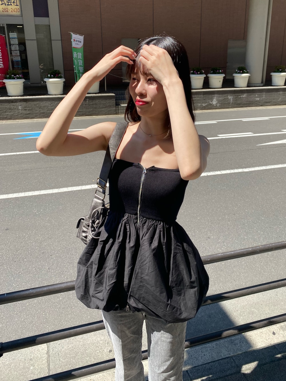「ナイスクラップ、one after another NICE CLAUP、ootd、高身長、高身長女子、高身長コーデ、パンツスタイル、デニム、ダウンジャケット、オトナカジュアル、モノトーン、着回しコーデ、オトナカワイイ、キレイめ」|「one after another NICE CLAUPのバルーンチュニックビスチェ(チュニック、ブラック系)」を使った、moeさん(レディース・174cm)の冬コーディネートの4枚目の写真