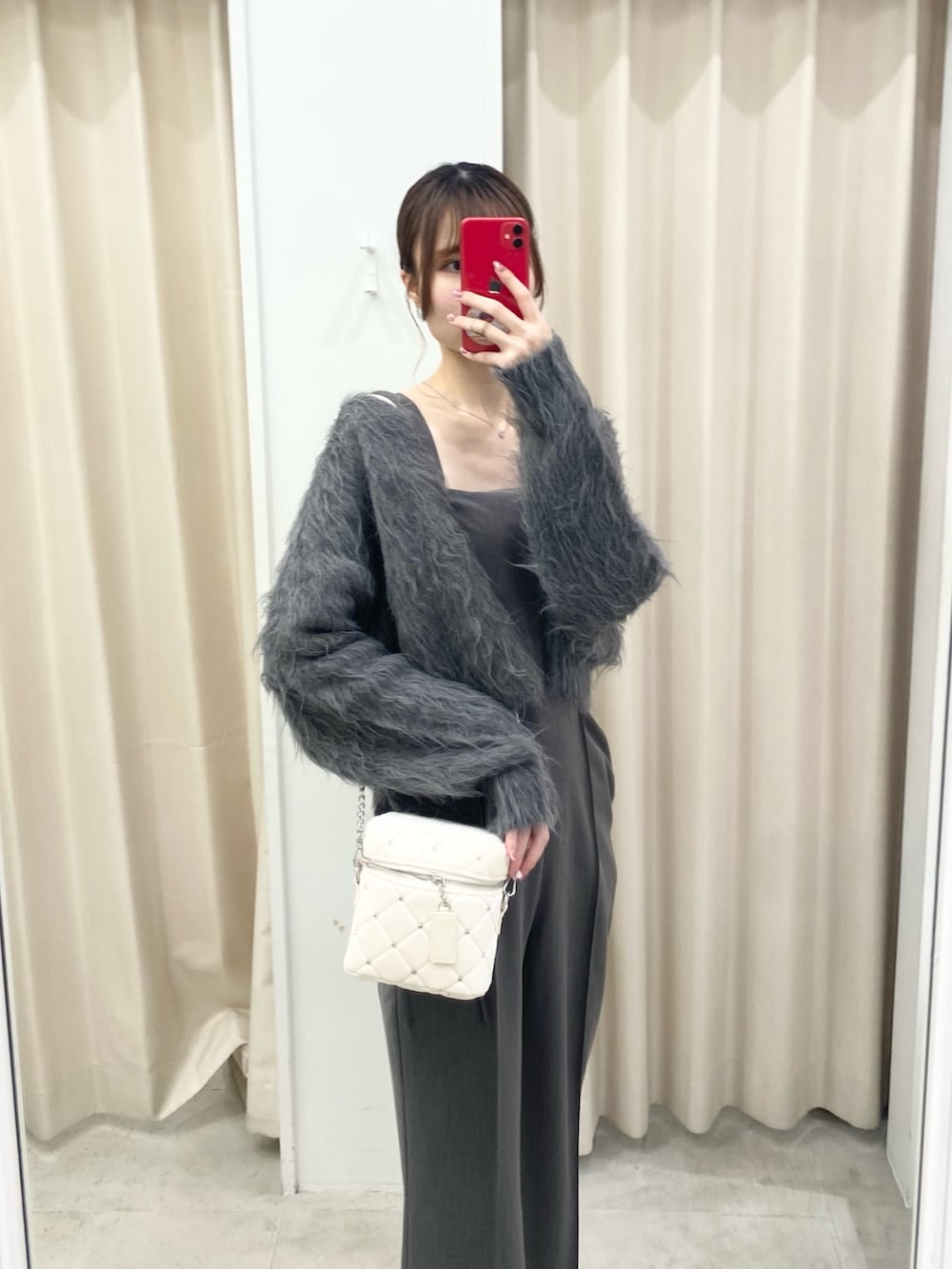 「ナイスクラップ、ootd、one after another NICE CLAUP、骨格ウェーブ、高身長女子、高身長コーデ、シンプルスタイル、お出かけコーデ、オトナ女子、秋のコーデ、プチプラコーデ、カジュアル、ブラック、ワントーンコーデ、今日のコーデ」|「one after another NICE CLAUPの【autumn premium order】ふわふわショートカーディガン(カーディガン/ボレロ、グレー系)」を使った、moeさん(レディース・172cm)の秋コーディネートの3枚目の写真