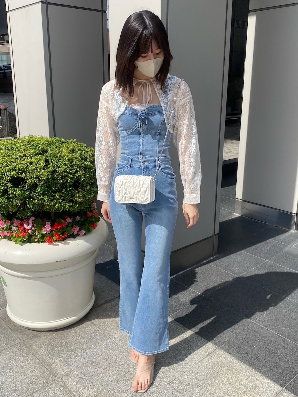 「ナイスクラップ、骨格ウェーブ、高身長、高身長女子、高身長コーデ、one after another NICE CLAUP、ootd、お出かけコーデ、オトナカジュアル、おしゃれさんと繋がりたい、オトナ女子、デニム、ハンドバッグ、デニムパンツ、シンプルコーデ」|「one after another NICE CLAUPのローズブローチ付きビスチェセットパンツ(サロペット/オーバーオール、ブルー系)」を使った、moeさん(レディース・174cm)の冬コーディネートの3枚目の写真