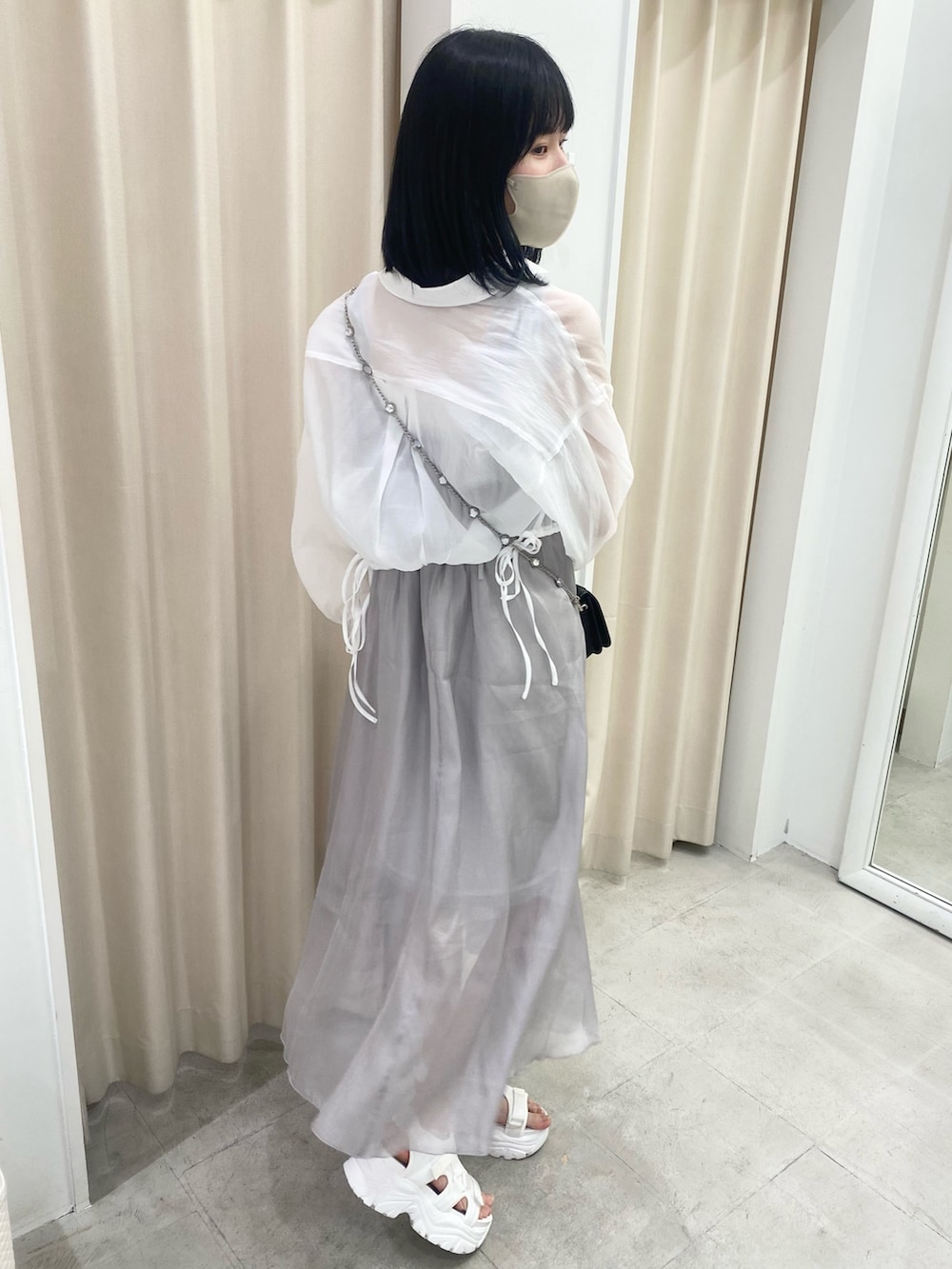「ナイスクラップ、骨格ウェーブ、高身長、高身長女子、高身長コーデ、one after another NICE CLAUP、ootd、最近のいい感じコーデ、オトナカジュアル、オトナ女子、ワンピース、スニーカー、女子会コーデ、ママコーデ、お出かけコーデ」|「one after another NICE CLAUPのリバーシブルキャミワンピース(ワンピース、グレー系)」を使った、moeさん(レディース・174cm)の冬コーディネートの2枚目の写真