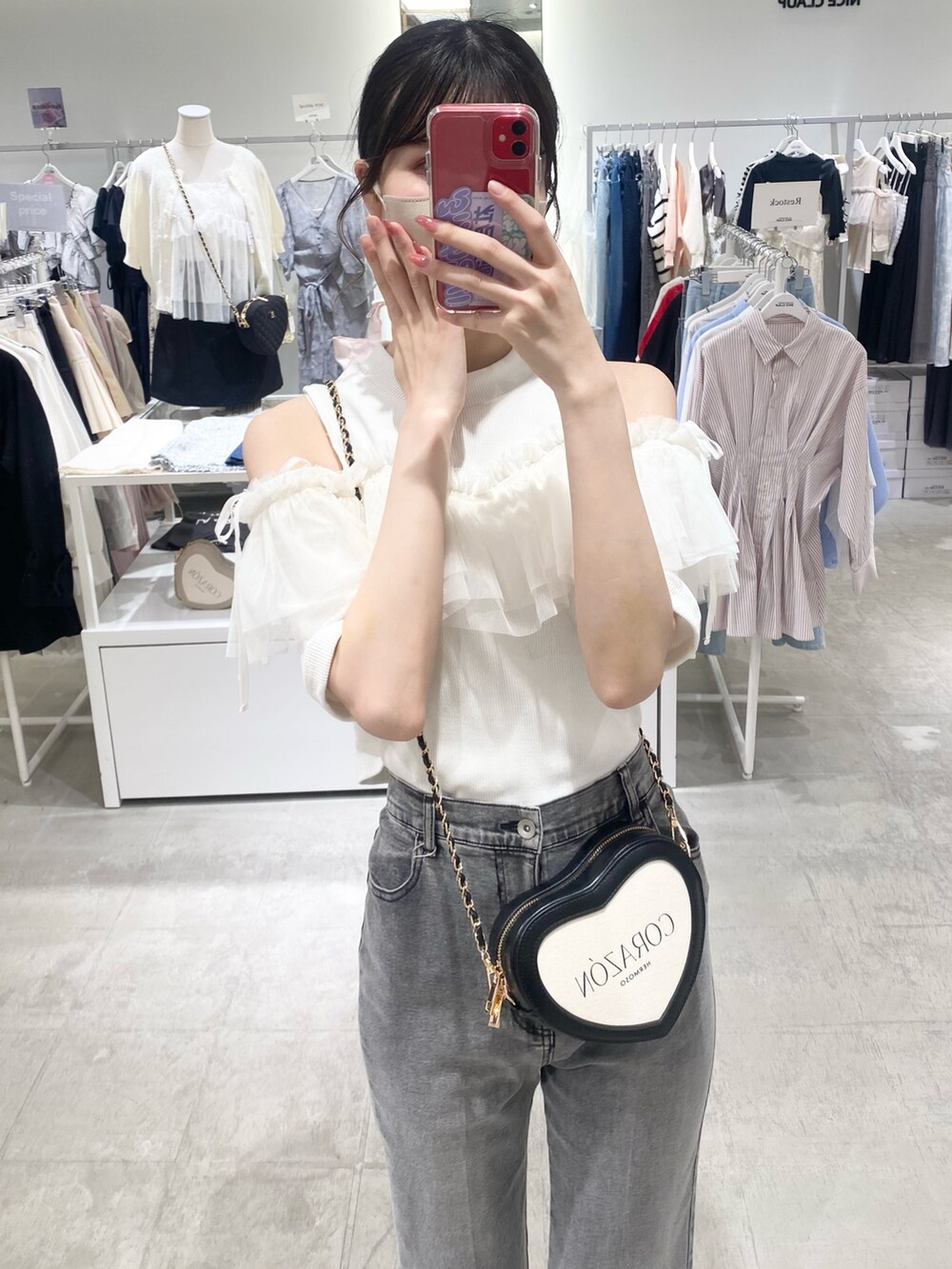 「ナイスクラップ、最近のいい感じコーデ、パーカー、韓国ファッション、オトナカジュアル、ootd、one after another NICE CLAUP、コート、高身長女子、高身長コーデ、高身長、骨格ウェーブ、おしゃれさんと繋がりたい、お洒落さんとつながりたい、キャップ」｜「one after another NICE CLAUPの【SMサイズ展開】美脚ストレッチデニム（デニムパンツ、ブラック系）」を使った、moeさん（レディース・174cm）の冬コーディネートの4枚目の写真