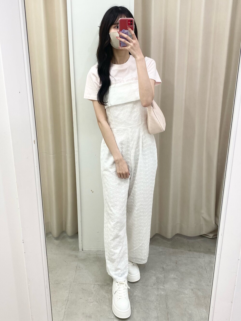 「ナイスクラップ、one after another NICE CLAUP、ootd、高身長女子、高身長コーデ、骨格ウェーブ、サロペット、ワイドパンツ、ワンピース、パンツスタイル、白、ピンク、スニーカー、淡色コーデ、テーマパークコーデ」|「one after another NICE CLAUPの【flower collection】フラワーサロペット(サロペット/オーバーオール、ホワイト系)」を使った、moeさん(レディース・174cm)の秋コーディネートの2枚目の写真