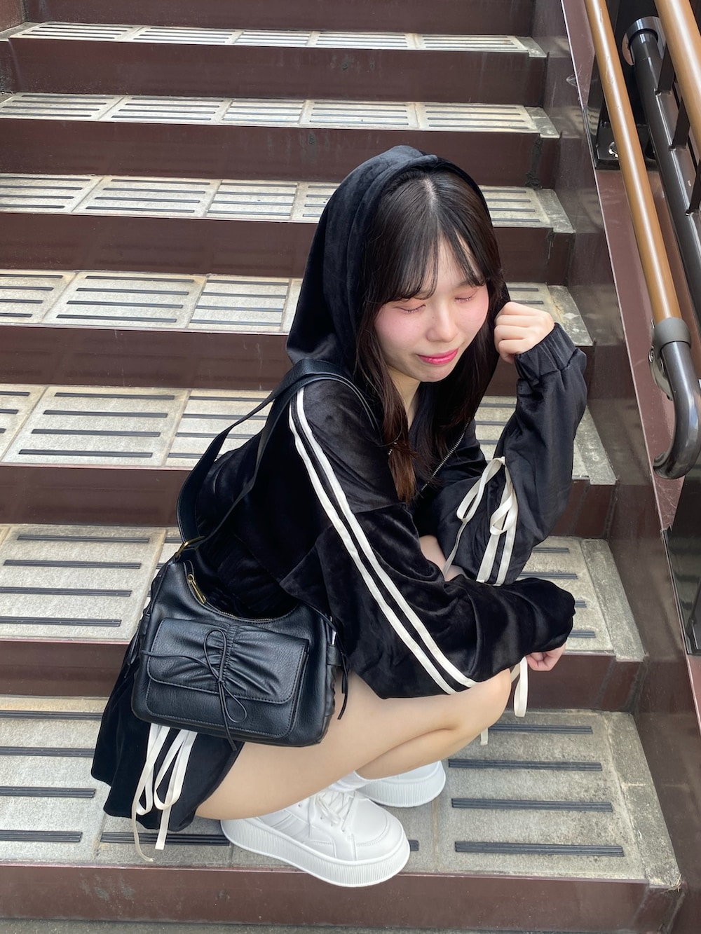 「高身長、高身長女子、骨格ウェーブ、ベロア、ブラック、セットアップ、きれいめコーデ、ラクチンコーデ、キレイめカジュアル、お出かけコーデ、オトナカジュアル、秋カラー、秋服コーデ、大人ガーリー、旅行コーデ」|「one after another NICE CLAUPのサイドリボンドロストキャミワンピース(ワンピース、ブラック系)」を使った、moeさん(骨格ウェーブ・レディース・174cm)の秋コーディネートの2枚目の写真