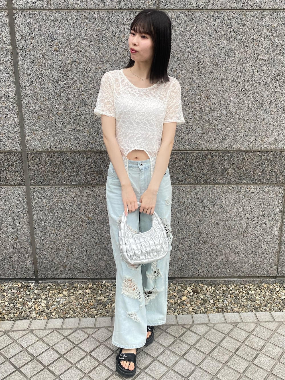「ナイスクラップ、デニム、デニムパンツ、パンツスタイル、骨格ウェーブ、高身長、高身長女子、高身長コーデ、ootd、one after another NICE CLAUP、おしゃれさんと繋がりたい、お出かけコーデ、オトナカジュアル、オトナ女子、シンプルコーデ」｜「one after another NICE CLAUPのシャーリングホーボーバッグ（ショルダーバッグ、シルバー系）」を使った、moeさん（レディース・174cm）の冬コーディネートの4枚目の写真