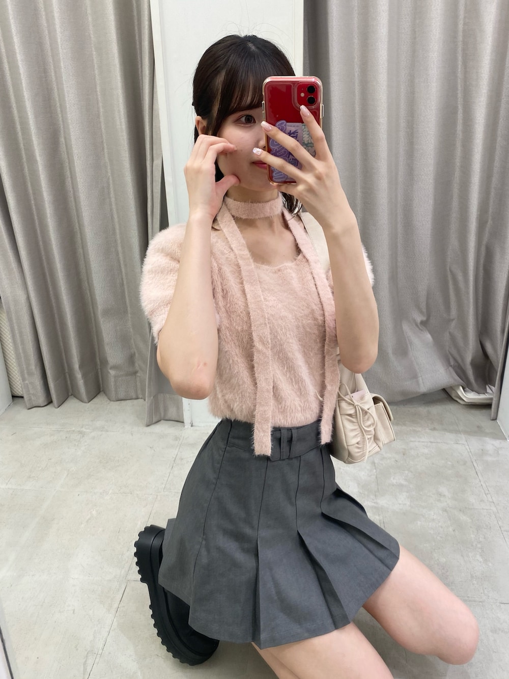 「ナイスクラップ、ピンク、ootd、one after another NICE CLAUP、骨格ウェーブ、高身長、高身長女子、高身長コーデ、お出かけコーデ、オトナ女子、オトナカジュアル、おしゃれさんと繋がりたい、シンプルコーデ、シンプル、スカート」|「one after another NICE CLAUPのチョーカーセットフェザーニット(ニット/セーター、ピンク系)」を使った、moeさん(レディース・174cm)の冬コーディネートの6枚目の写真
