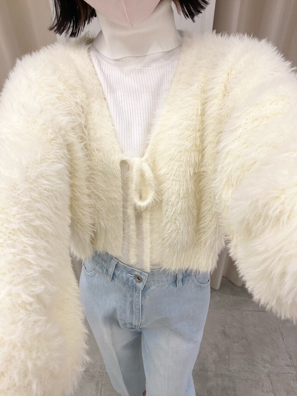 「ナイスクラップ、高身長女子、骨格ウェーブ、高身長コーデ、ootd、プチプラ、デニム、パンツスタイル、カジュアルコーデ、カジュアル、シンプルコーデ、シンプル、お出かけコーデ、オトナカジュアル、おしゃれさんと繋がりたい」|「one after another NICE CLAUPのハートボタンハイネックニット(ニット/セーター、ホワイト系)」を使った、moeさん(レディース・174cm)の冬コーディネートの4枚目の写真