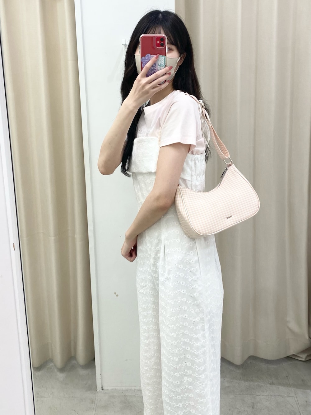 「ナイスクラップ、one after another NICE CLAUP、ootd、高身長女子、高身長コーデ、骨格ウェーブ、サロペット、ワイドパンツ、ワンピース、パンツスタイル、白、ピンク、スニーカー、淡色コーデ、テーマパークコーデ」|「one after another NICE CLAUPの【flower collection】フラワーサロペット(サロペット/オーバーオール、ホワイト系)」を使った、moeさん(レディース・174cm)の秋コーディネートの3枚目の写真