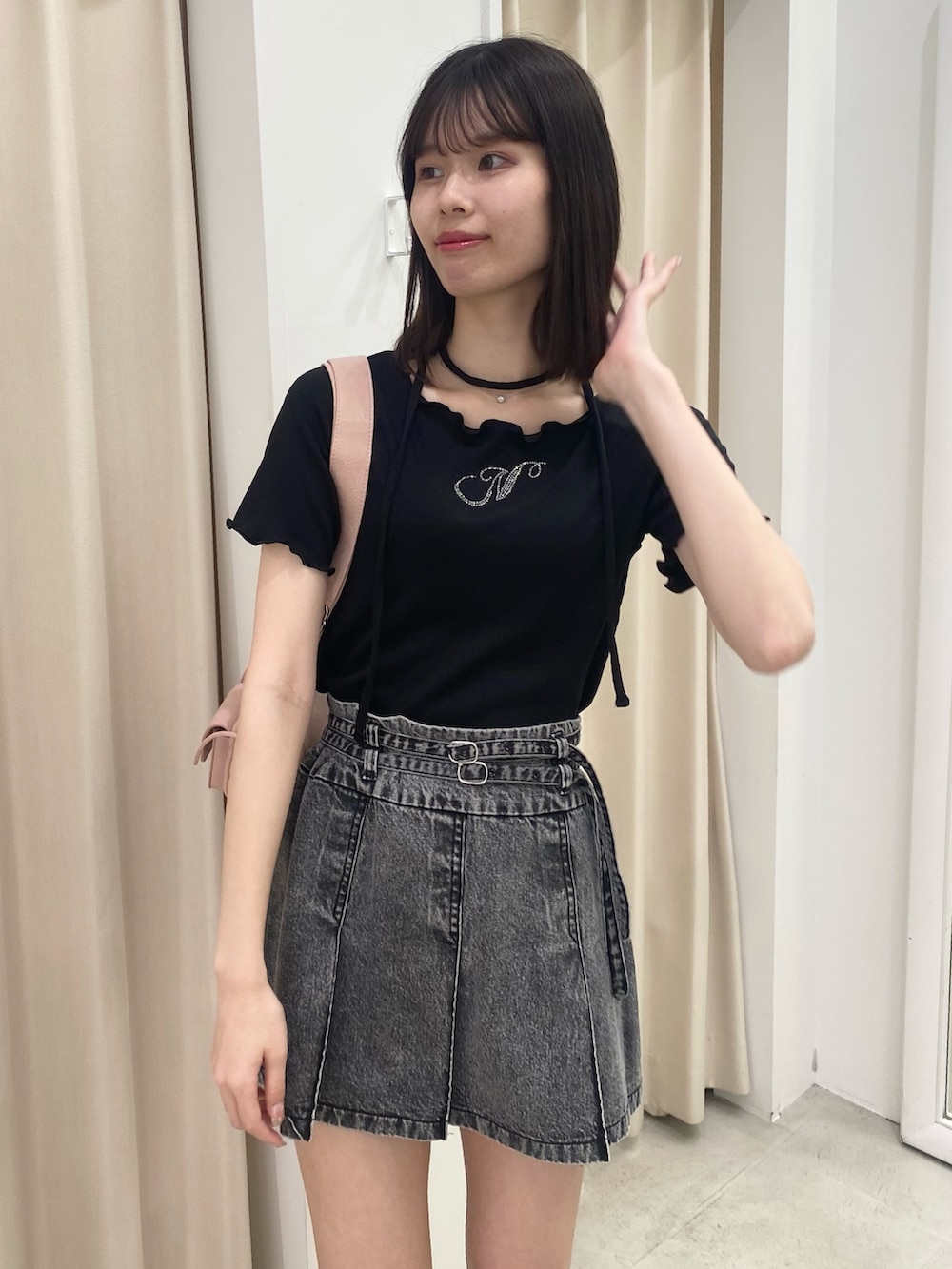 「ナイスクラップ、骨格ウェーブ、高身長、高身長女子、高身長コーデ、ootd、one after another NICE CLAUP、お出かけコーデ、シミラールック、モノトーン、モノトーンコーデ、おしゃれさんと繋がりたい、オトナカジュアル、オトナ女子、シンプルコーデ」｜「one after another NICE CLAUPのチョーカーセットラインストーンTシャツ【WEB限定色あり】（Tシャツ/カットソー、ブラック系）」を使った、moeさん（レディース・174cm）の冬コーディネートの4枚目の写真