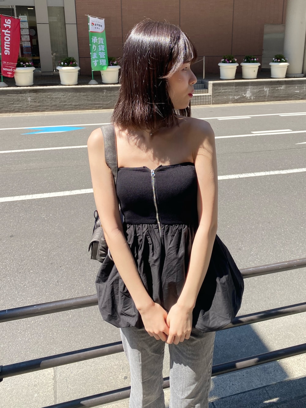 「ナイスクラップ、one after another NICE CLAUP、ootd、高身長、高身長女子、高身長コーデ、パンツスタイル、デニム、ダウンジャケット、オトナカジュアル、モノトーン、着回しコーデ、オトナカワイイ、キレイめ」|「one after another NICE CLAUPのバルーンチュニックビスチェ(チュニック、ブラック系)」を使った、moeさん(レディース・174cm)の冬コーディネートの5枚目の写真