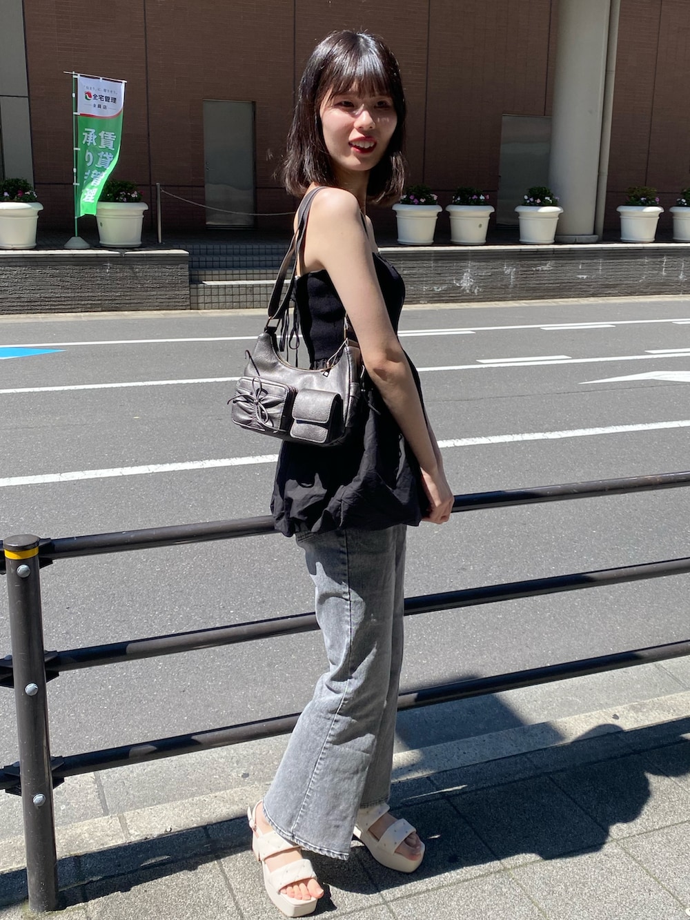 「ナイスクラップ、one after another NICE CLAUP、ootd、高身長、高身長女子、高身長コーデ、パンツスタイル、デニム、ダウンジャケット、オトナカジュアル、モノトーン、着回しコーデ、オトナカワイイ、キレイめ」|「one after another NICE CLAUPのバルーンチュニックビスチェ(チュニック、ブラック系)」を使った、moeさん(レディース・174cm)の冬コーディネートの2枚目の写真