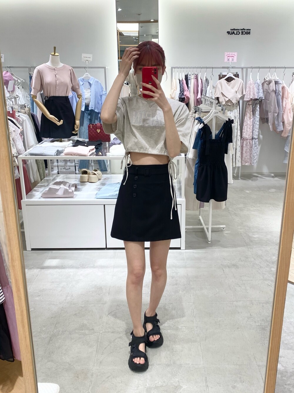 「one after another NICE CLAUP、骨格ウェーブ、高身長女子、高身長コーデ、シンプルコーデ、シンプル、休日スタイル、ootd、モノトーン、黒、カジュアルコーデ、オトナカジュアル、夏コーデ」｜「one after another NICE CLAUPのロゴ刺繍サイドリボンショートT（Tシャツ/カットソー、ベージュ系）」を使った、moeさん（レディース・172cm）の夏コーディネートの3枚目の写真