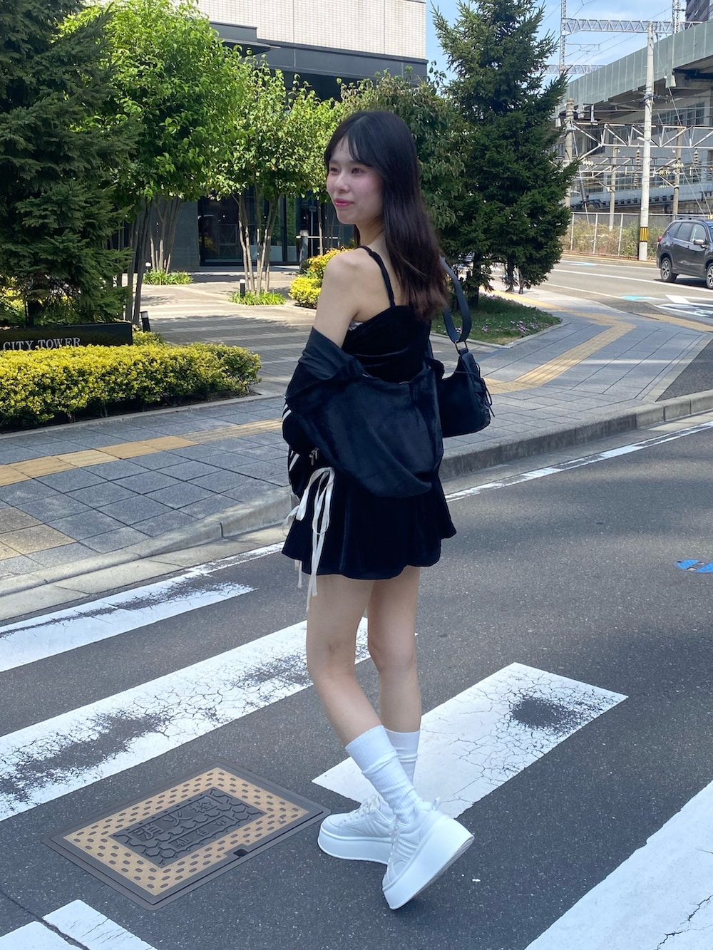 「高身長、高身長女子、骨格ウェーブ、ベロア、ブラック、セットアップ、きれいめコーデ、ラクチンコーデ、キレイめカジュアル、お出かけコーデ、オトナカジュアル、秋カラー、秋服コーデ、大人ガーリー、旅行コーデ」|「one after another NICE CLAUPのサイドリボンドロストキャミワンピース(ワンピース、ブラック系)」を使った、moeさん(骨格ウェーブ・レディース・174cm)の秋コーディネートの4枚目の写真