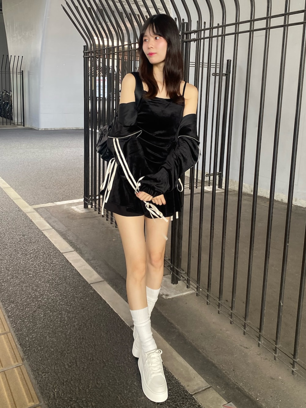 「高身長、高身長女子、骨格ウェーブ、ベロア、ブラック、セットアップ、きれいめコーデ、ラクチンコーデ、キレイめカジュアル、お出かけコーデ、オトナカジュアル、秋カラー、秋服コーデ、大人ガーリー、旅行コーデ」|「one after another NICE CLAUPのサイドリボンドロストキャミワンピース(ワンピース、ブラック系)」を使った、moeさん(骨格ウェーブ・レディース・174cm)の秋コーディネートの9枚目の写真