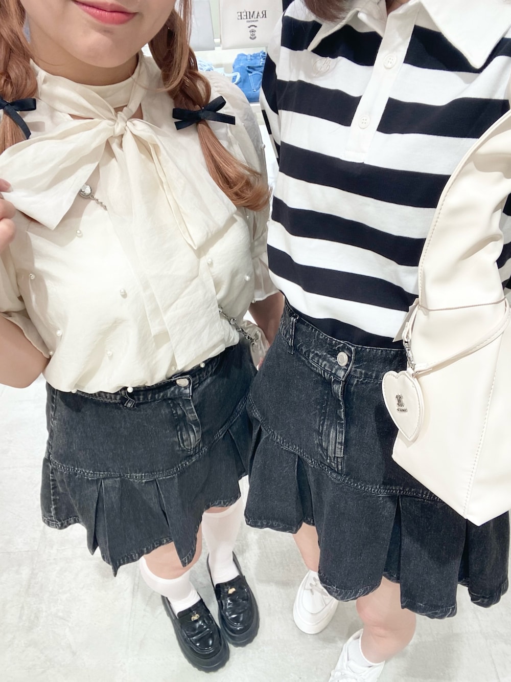 「最近のいい感じコーデ、シミラールック、双子コーデ、デニム、ディズニーコーデ、ナイスクラップ、骨格ウェーブ、高身長、骨格ストレート、高身長女子、高身長コーデ、オトナカジュアル、秋冬コーデ、オトナカワイイ、着回しコーデ」｜「one after another NICE CLAUPの刺しゅうポロシャツ（ポロシャツ、ホワイト系）」を使った、moeさん（レディース・174cm）の冬コーディネートの8枚目の写真