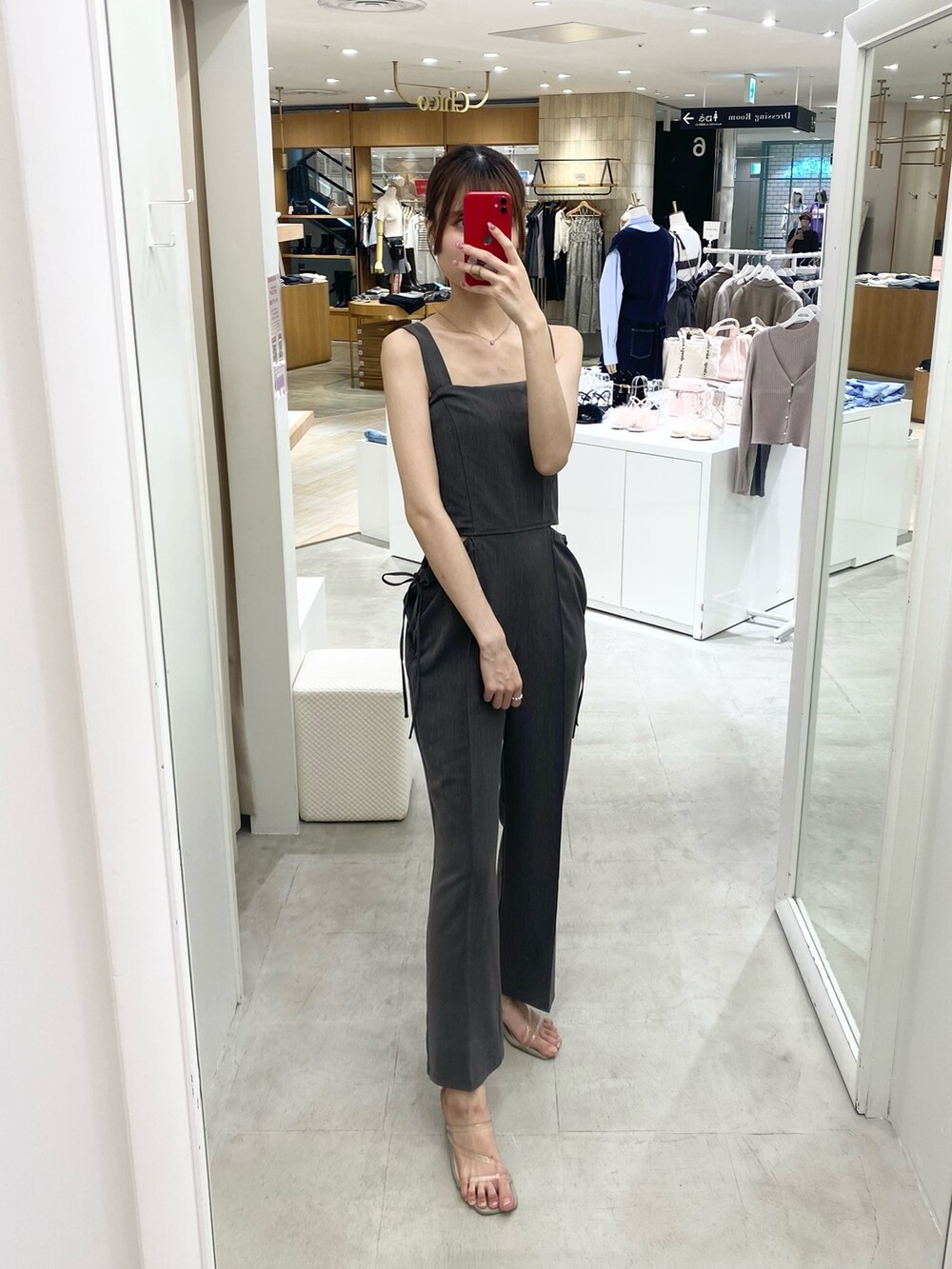 「ナイスクラップ、ootd、one after another NICE CLAUP、骨格ウェーブ、高身長女子、高身長コーデ、シンプルスタイル、お出かけコーデ、オトナ女子、秋のコーデ、プチプラコーデ、カジュアル、ブラック、ワントーンコーデ、今日のコーデ」|「one after another NICE CLAUPの【autumn premium order】ふわふわショートカーディガン(カーディガン/ボレロ、グレー系)」を使った、moeさん(レディース・172cm)の秋コーディネートの4枚目の写真