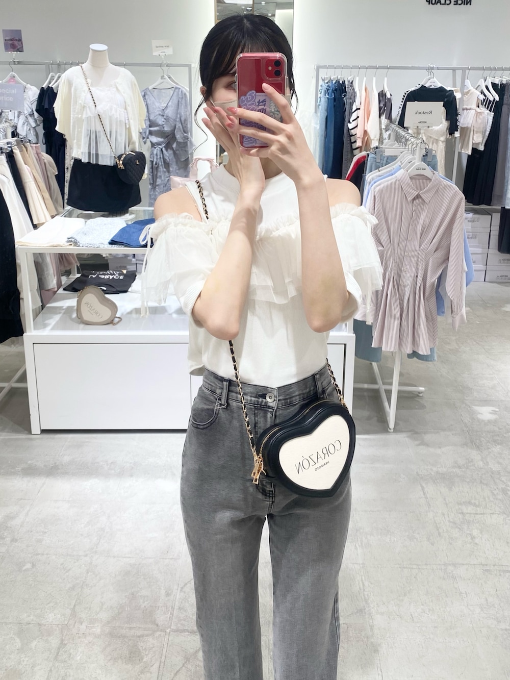 「ナイスクラップ、最近のいい感じコーデ、パーカー、韓国ファッション、オトナカジュアル、ootd、one after another NICE CLAUP、コート、高身長女子、高身長コーデ、高身長、骨格ウェーブ、おしゃれさんと繋がりたい、お洒落さんとつながりたい、キャップ」｜「one after another NICE CLAUPの【SMサイズ展開】美脚ストレッチデニム（デニムパンツ、ブラック系）」を使った、moeさん（レディース・174cm）の冬コーディネートの2枚目の写真