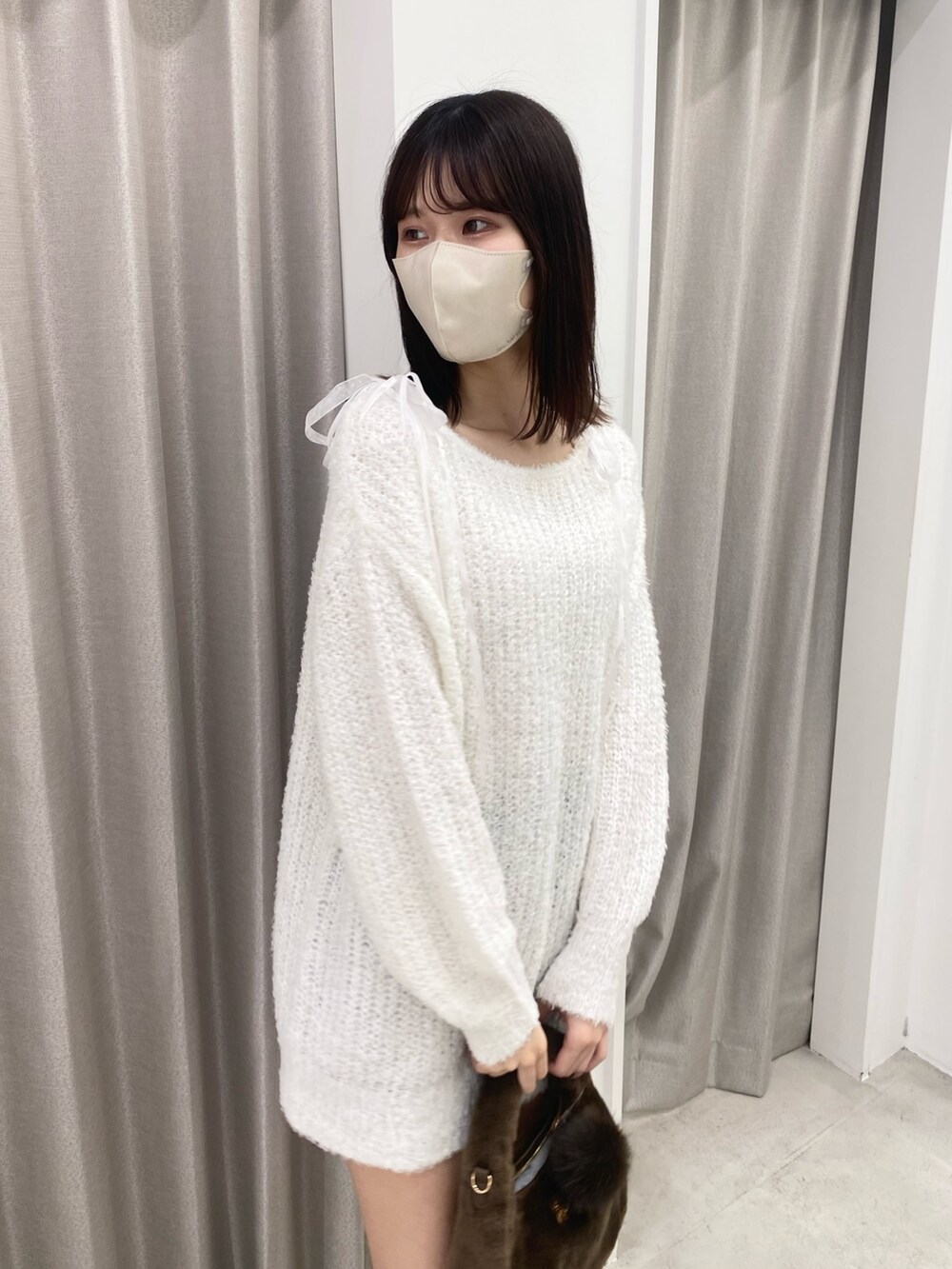 「ナイスクラップ、骨格ウェーブ、ootd、outfit、one after another NICE CLAUP、高身長、高身長女子、高身長コーデ、ニット、スニーカー、ホワイト、ワンピース、お出かけコーデ、オトナカジュアル、おしゃれさんと繋がりたい」｜「one after another NICE CLAUPのプラットフォームスニーカー（スニーカー、ホワイト系）」を使った、moeさん（レディース・174cm）の冬コーディネートの6枚目の写真