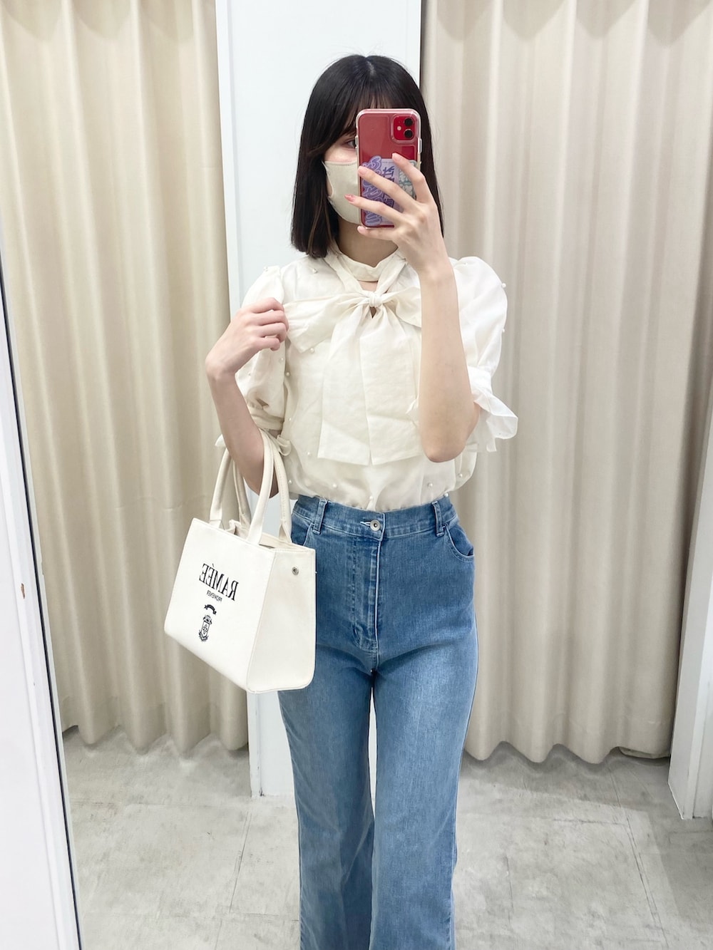 「ナイスクラップ、デニム、デニムパンツ、パンツスタイル、骨格ウェーブ、高身長、高身長女子、高身長コーデ、ootd、モノトーン、きれいめカジュアル、キレイめ、おしゃれさんと繋がりたい、オトナカジュアル、お出かけコーデ」｜「one after another NICE CLAUPの取り外し可能/ボウタイアソートブラウス（シャツ/ブラウス、ホワイト系）」を使った、moeさん（レディース・174cm）の冬コーディネートの3枚目の写真