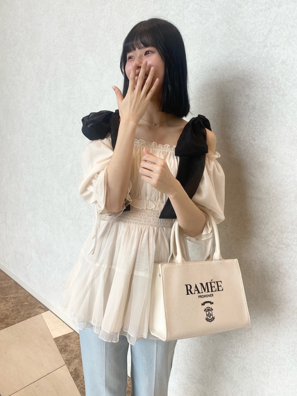 「春コーデ、夏コーデ、ナイスクラップ、骨格ウェーブ、高身長、高身長女子、高身長コーデ、one after another NICE CLAUP、ootd、デニム、デニムパンツ、パンツスタイル、カジュアル、カジュアルコーデ、きれいめカジュアル」｜「one after another NICE CLAUPのリボン取り外しできる/リボンチュールブラウス（シャツ/ブラウス、ホワイト系）」を使った、moeさん（レディース・174cm）の冬コーディネートの4枚目の写真