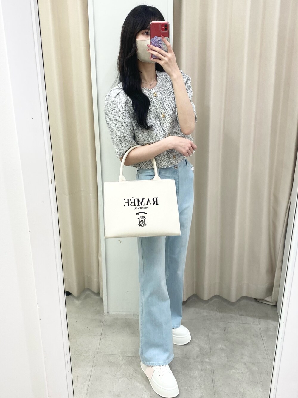 「ナイスクラップ、one after another NICE CLAUP、高身長女子、高身長コーデ、ootd、骨格ウェーブ、テーマパークコーデ、お出かけコーデ、キレイめカジュアル、スカート、スカートスタイル、ウェーブ、着回しコーデ、オトナカジュアル、オトナ女子」｜「one after another NICE CLAUPの美脚ストレッチデニム（デニムパンツ、ブルー系）」を使った、moeさん（レディース・174cm）の秋コーディネートの3枚目の写真