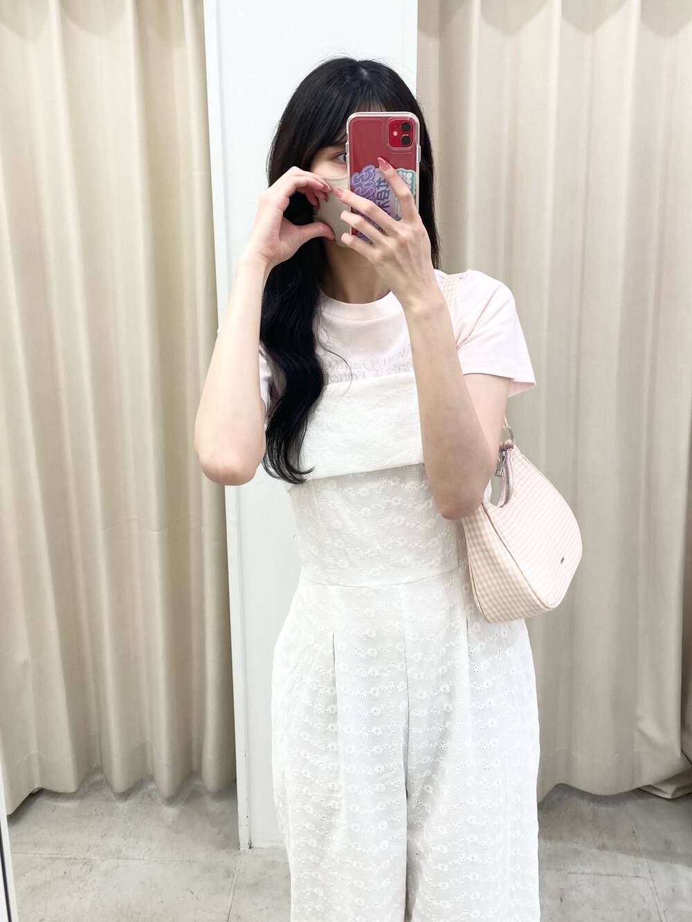 「ナイスクラップ、one after another NICE CLAUP、ootd、高身長女子、高身長コーデ、骨格ウェーブ、サロペット、ワイドパンツ、ワンピース、パンツスタイル、白、ピンク、スニーカー、淡色コーデ、テーマパークコーデ」|「one after another NICE CLAUPの【flower collection】フラワーサロペット(サロペット/オーバーオール、ホワイト系)」を使った、moeさん(レディース・174cm)の秋コーディネートの4枚目の写真