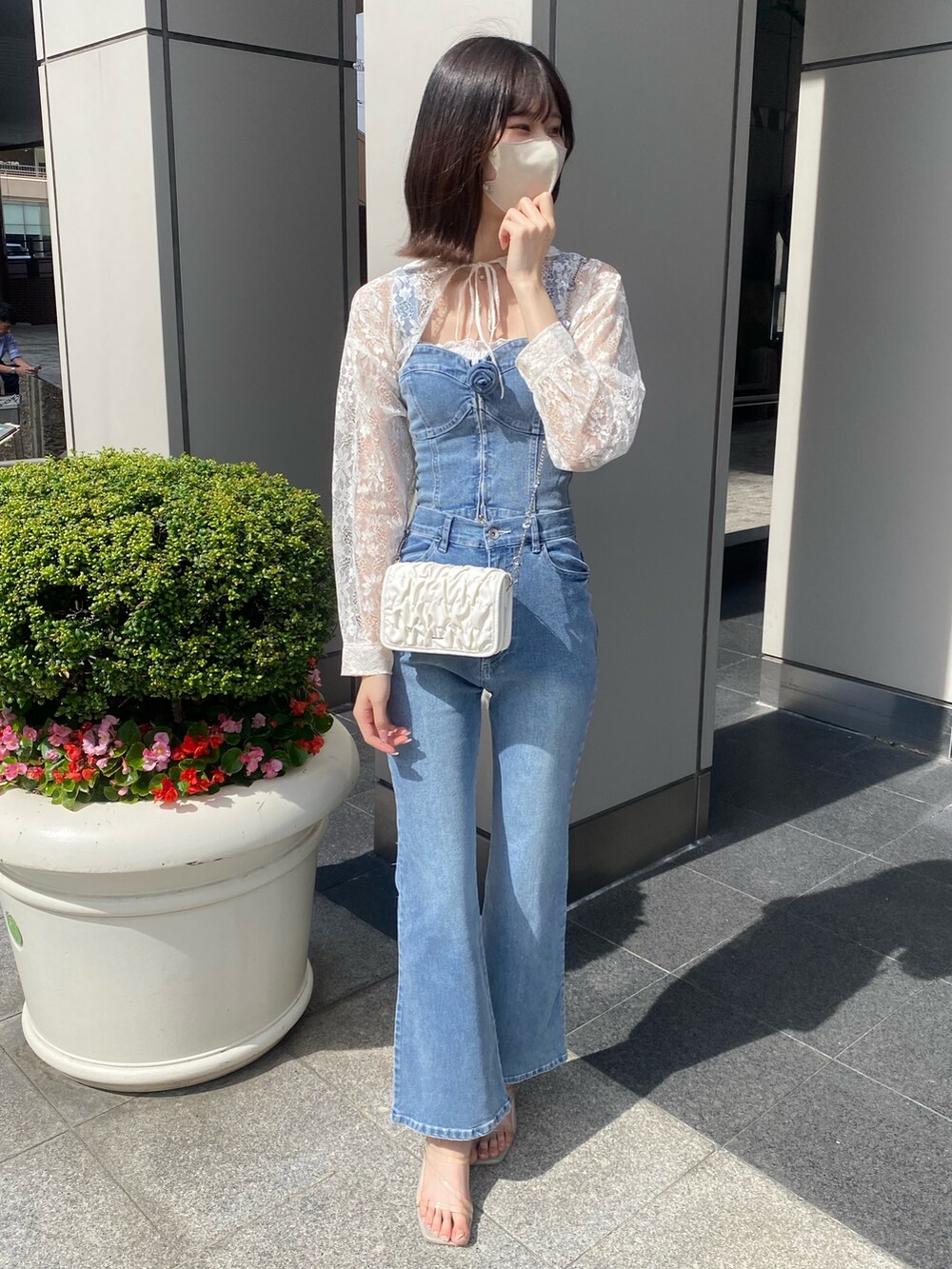「ナイスクラップ、骨格ウェーブ、高身長、高身長女子、高身長コーデ、one after another NICE CLAUP、ootd、お出かけコーデ、オトナカジュアル、おしゃれさんと繋がりたい、オトナ女子、デニム、ハンドバッグ、デニムパンツ、シンプルコーデ」|「one after another NICE CLAUPのローズブローチ付きビスチェセットパンツ(サロペット/オーバーオール、ブルー系)」を使った、moeさん(レディース・174cm)の冬コーディネートの2枚目の写真