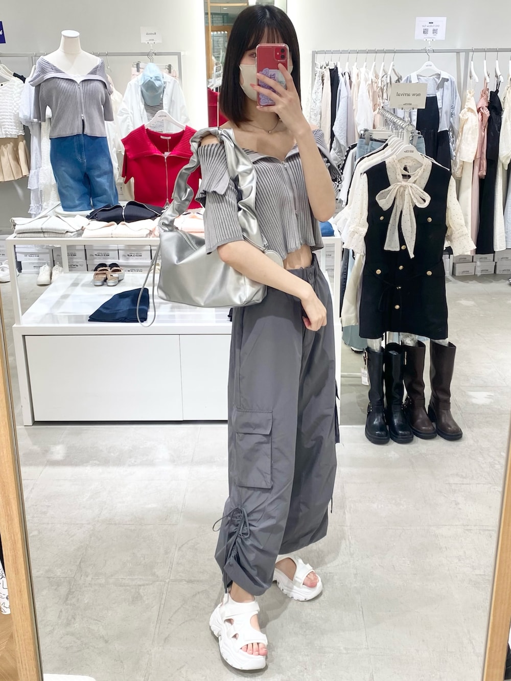 「ナイスクラップ、高身長、骨格ウェーブ、高身長女子、高身長コーデ、one after another NICE CLAUP、fashion、ootd、最近のいい感じコーデ、カジュアル、カジュアルコーデ、きれいめカジュアル、お出かけコーデ、おしゃれさんと繋がりたい、オトナ女子」|「one after another NICE CLAUPのダブルジップラインニット(ニット/セーター、グレー系)」を使った、moeさん(レディース・174cm)の冬コーディネートの3枚目の写真