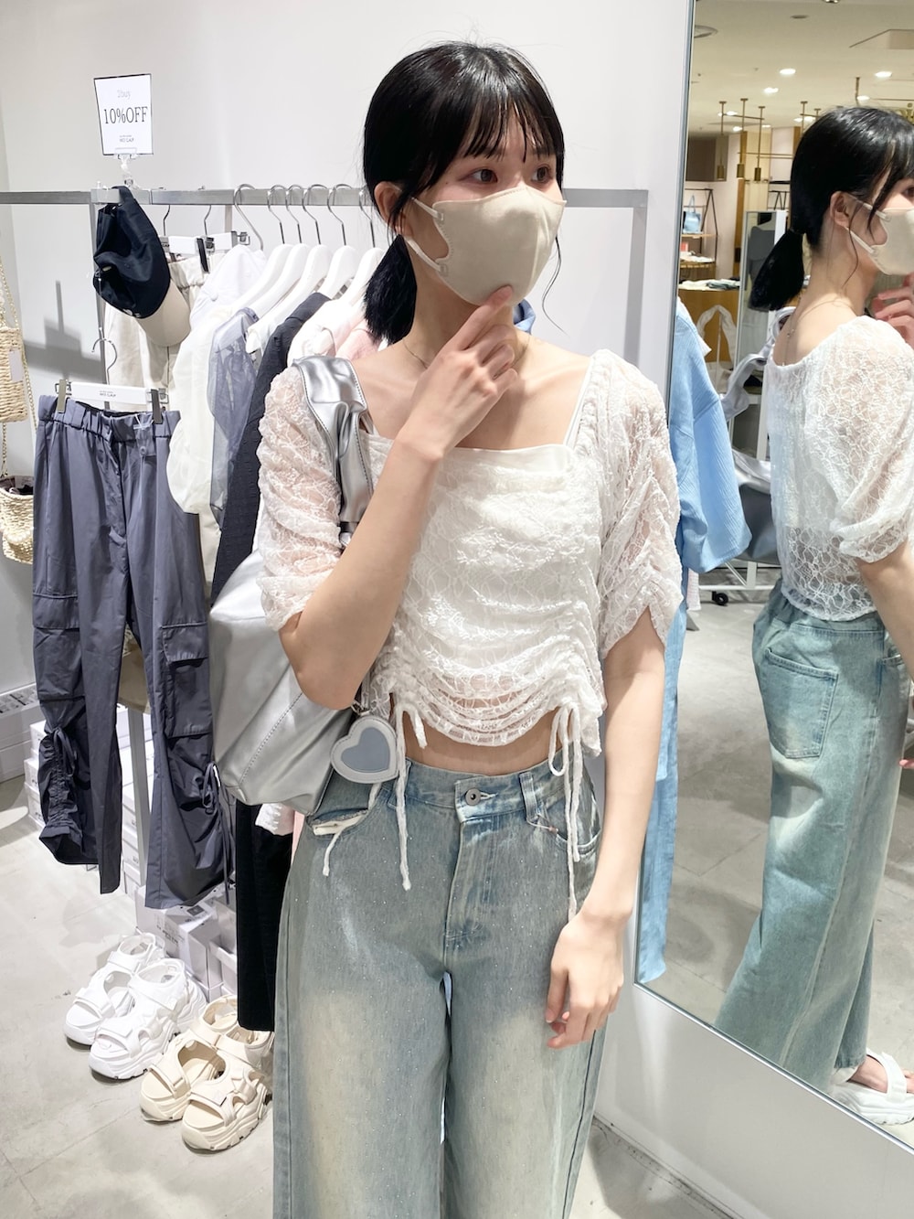 「ナイスクラップ、デニム、デニムパンツ、パンツスタイル、骨格ウェーブ、高身長、高身長女子、高身長コーデ、one after another NICE CLAUP、ootd、カジュアル、カジュアルコーデ、おしゃれさんと繋がりたい、お出かけコーデ、オトナカジュアル」｜「one after another NICE CLAUPのハートミラーチャーム付きドロストバッグ（トートバッグ、シルバー系）」を使った、moeさん（レディース・174cm）の冬コーディネートの5枚目の写真
