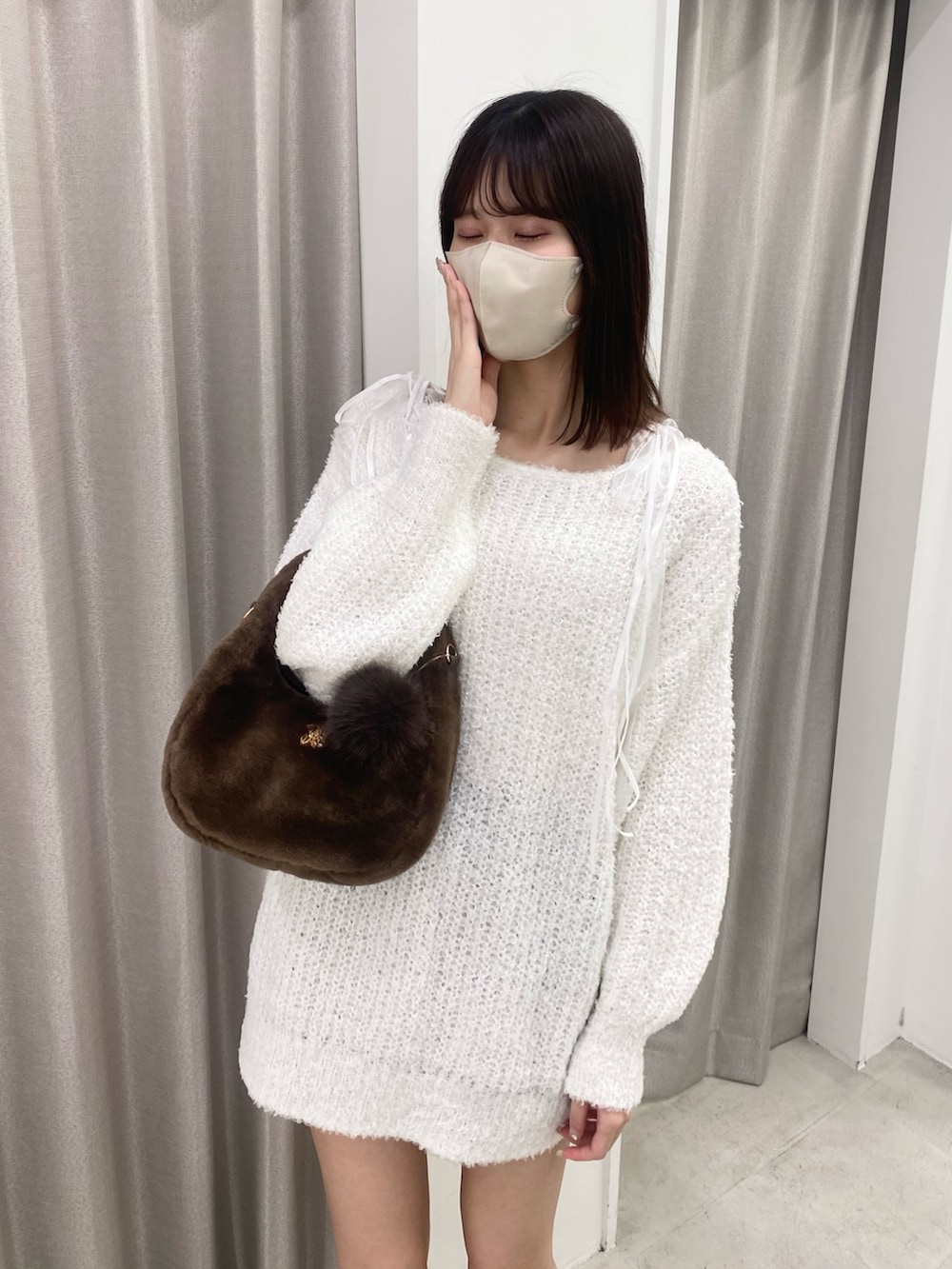 「ホワイトコーデ、クリスマスに着たい服、ナイスクラップ、ootd、骨格ウェーブ、高身長女子、高身長コーデ、高身長、one after another NICE CLAUP、outfit、お出かけコーデ、おしゃれさんと繋がりたい、オトナカジュアル」｜「one after another NICE CLAUPのプラットフォームスニーカー（スニーカー、ホワイト系）」を使った、moeさん（レディース・174cm）の冬コーディネートの4枚目の写真