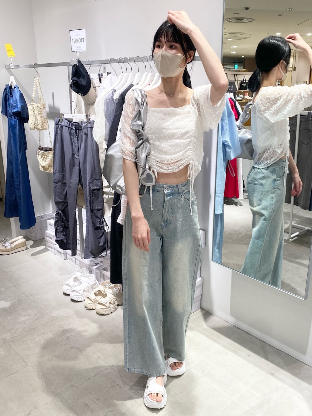 「ナイスクラップ、デニム、デニムパンツ、パンツスタイル、骨格ウェーブ、高身長、高身長女子、高身長コーデ、one after another NICE CLAUP、ootd、カジュアル、カジュアルコーデ、おしゃれさんと繋がりたい、お出かけコーデ、オトナカジュアル」｜「one after another NICE CLAUPのハートミラーチャーム付きドロストバッグ（トートバッグ、シルバー系）」を使った、moeさん（レディース・174cm）の冬コーディネートの4枚目の写真
