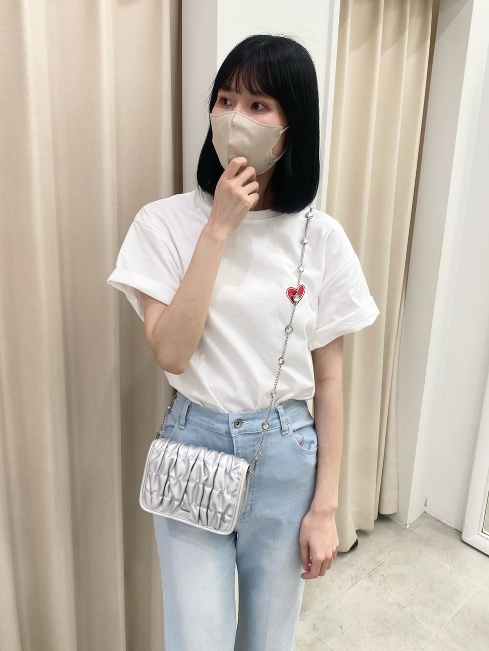 「ナイスクラップ、骨格ウェーブ、高身長女子、高身長コーデ、高身長、おしゃれさんと繋がりたい、ootd、one after another NICE CLAUP、お出かけコーデ、オトナカジュアル、オトナ女子、パンツスタイル、デニム、デニムパンツ、モノトーン」｜「one after another NICE CLAUPの【LIMMSE】ロゴTシャツ（Tシャツ/カットソー、ホワイト系）」を使った、moeさん（レディース・174cm）の冬コーディネートの4枚目の写真