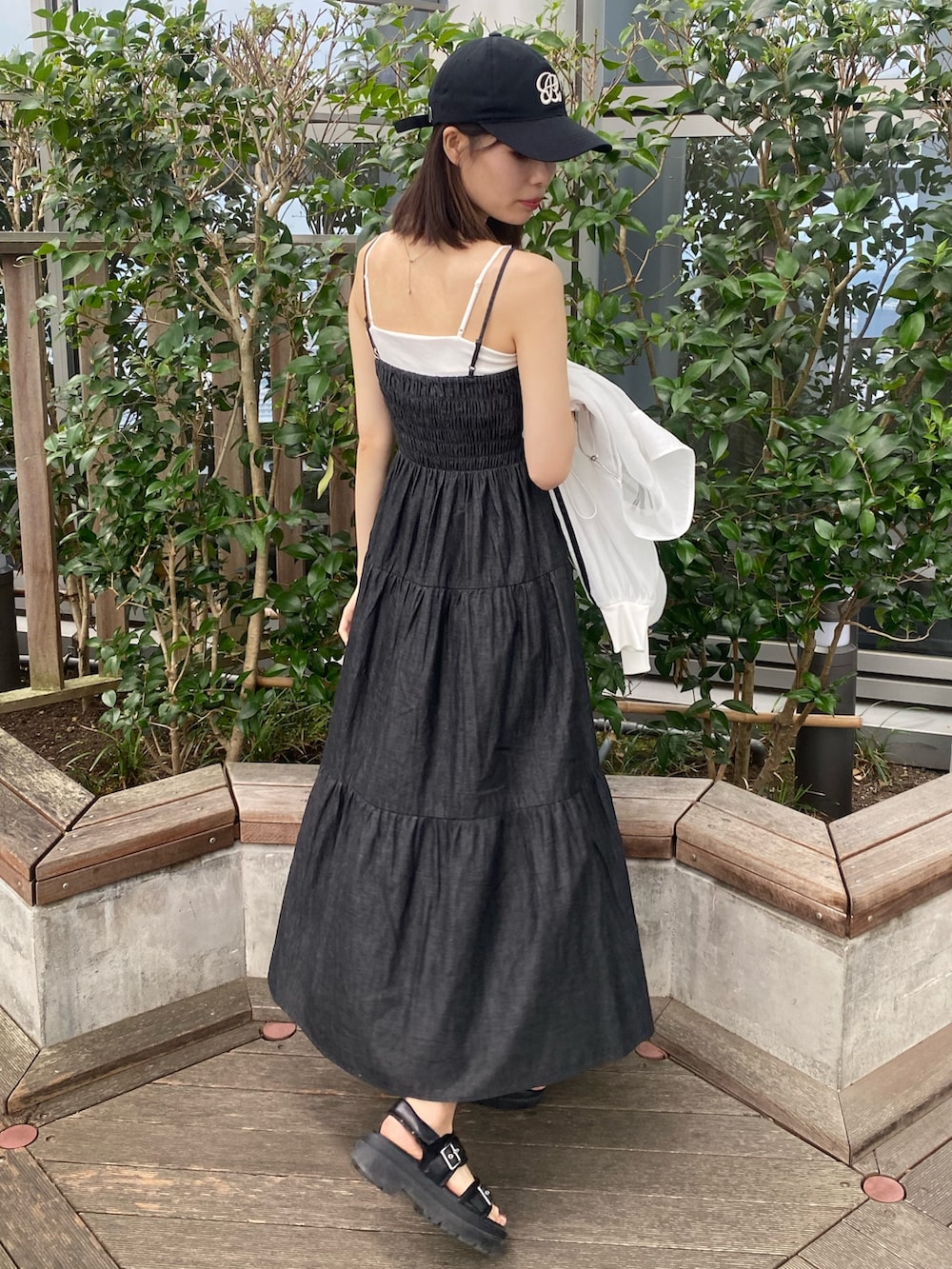 「ナイスクラップ、ootd、one after another NICE CLAUP、骨格ウェーブ、高身長、高身長女子、高身長コーデ、ブラック、モノトーン、ワンピース、お出かけコーデ、オトナカジュアル、おしゃれさんと繋がりたい、オトナ女子、シンプルコーデ」｜「one after another NICE CLAUPのヘアクリップリボン付き/ティアードキャミワンピース（ワンピース、ブラック系）」を使った、moeさん（レディース・174cm）の冬コーディネートの3枚目の写真