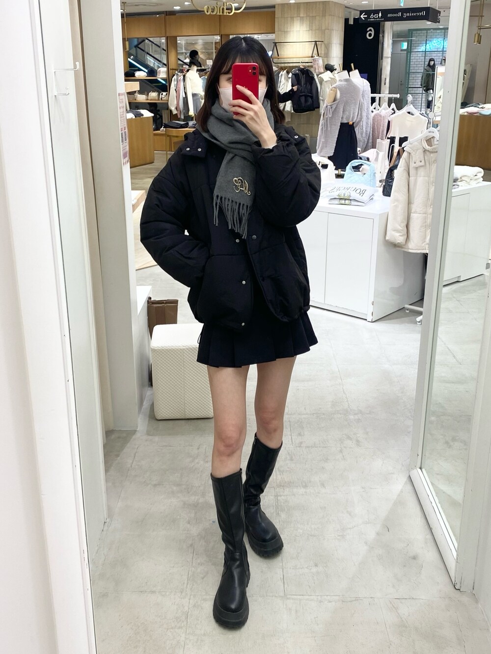 「ナイスクラップ、骨格ウェーブ、高身長女子、高身長コーデ、ootd、大人カジュアル、オトナ女子、ワントーンコーデ、ブーツ、ブラック、アウター、冬、おしゃれさんと繋がりたい、あったかコーデ、大人ガーリー」|「one after another NICE CLAUPのプリーツミニスカパン(スカート、ブラック系)」を使った、moeさん(レディース・174cm)の冬コーディネートの6枚目の写真