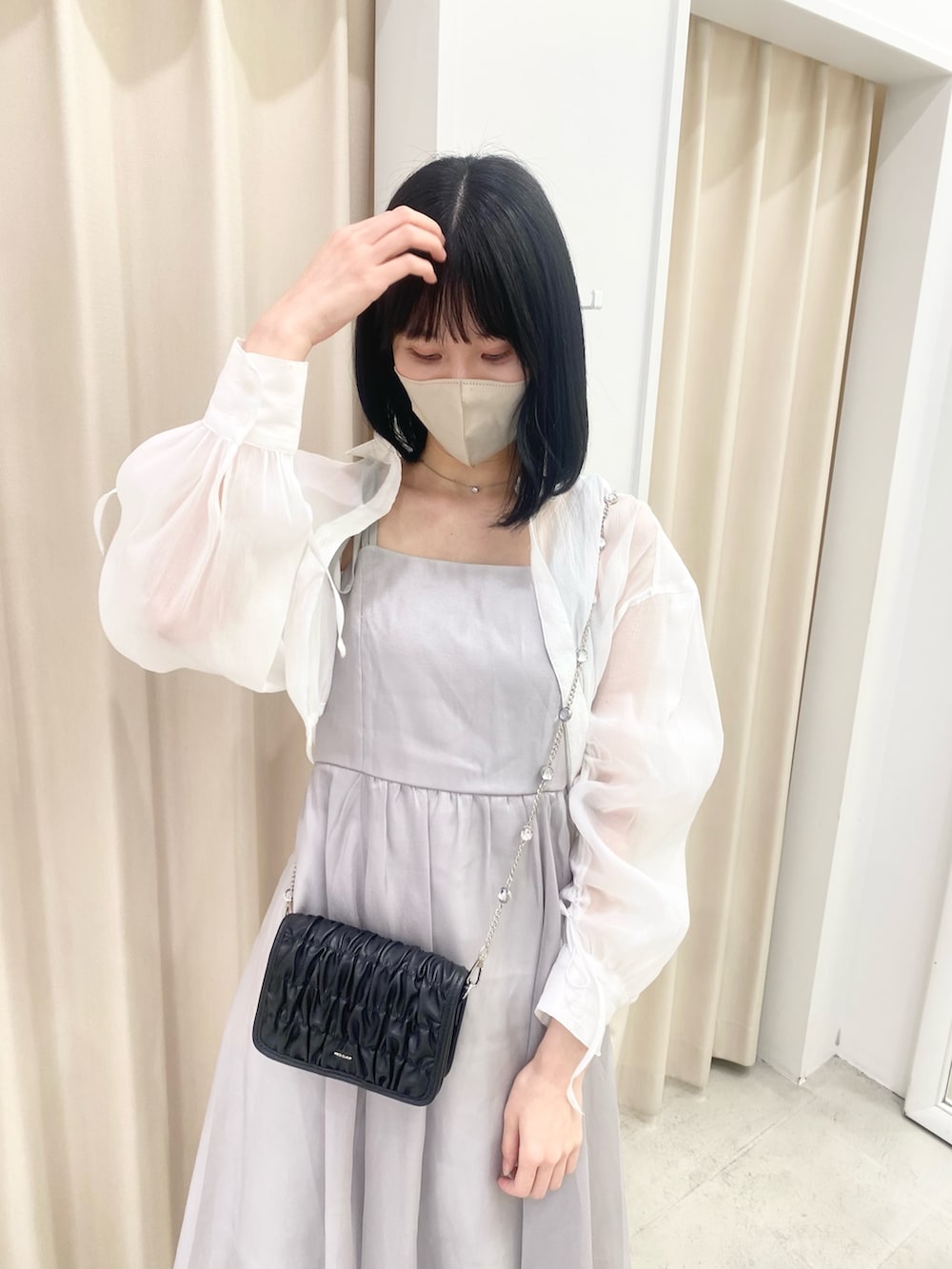 「ナイスクラップ、骨格ウェーブ、高身長、高身長女子、高身長コーデ、one after another NICE CLAUP、ootd、最近のいい感じコーデ、オトナカジュアル、オトナ女子、ワンピース、スニーカー、女子会コーデ、ママコーデ、お出かけコーデ」|「one after another NICE CLAUPのリバーシブルキャミワンピース(ワンピース、グレー系)」を使った、moeさん(レディース・174cm)の冬コーディネートの4枚目の写真