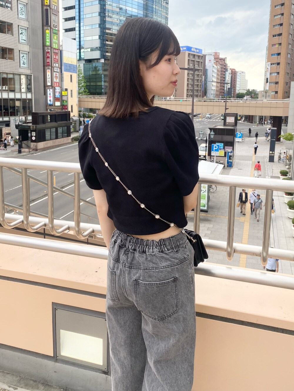 「ナイスクラップ、骨格ウェーブ、高身長、高身長女子、高身長コーデ、ootd、one after another NICE CLAUP、モノトーン、モノトーンコーデ、カジュアル、カジュアルコーデ、お出かけコーデ、オトナカジュアル、おしゃれさんと繋がりたい、韓国ファッション」｜「one after another NICE CLAUPのビジューストラップ/ミニショルダーバッグ（ショルダーバッグ、ブラック系）」を使った、moeさん（レディース・174cm）の冬コーディネートの7枚目の写真