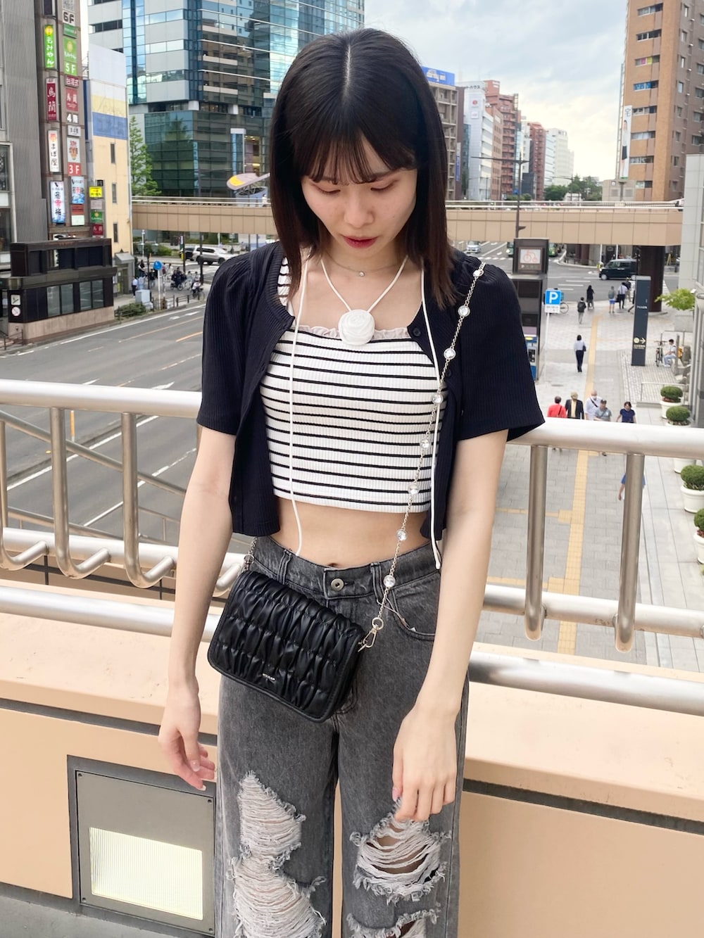「ナイスクラップ、骨格ウェーブ、高身長、高身長女子、高身長コーデ、ootd、one after another NICE CLAUP、モノトーン、モノトーンコーデ、カジュアル、カジュアルコーデ、お出かけコーデ、オトナカジュアル、おしゃれさんと繋がりたい、韓国ファッション」｜「one after another NICE CLAUPのビジューストラップ/ミニショルダーバッグ（ショルダーバッグ、ブラック系）」を使った、moeさん（レディース・174cm）の冬コーディネートの5枚目の写真