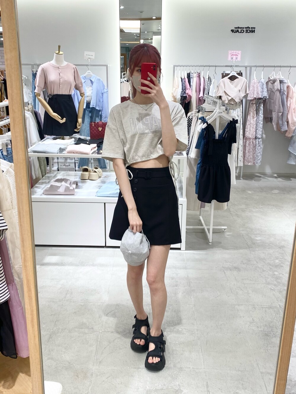 「one after another NICE CLAUP、骨格ウェーブ、高身長女子、高身長コーデ、シンプルコーデ、シンプル、休日スタイル、ootd、モノトーン、黒、カジュアルコーデ、オトナカジュアル、夏コーデ」｜「one after another NICE CLAUPのロゴ刺繍サイドリボンショートT（Tシャツ/カットソー、ベージュ系）」を使った、moeさん（レディース・172cm）の夏コーディネートの2枚目の写真
