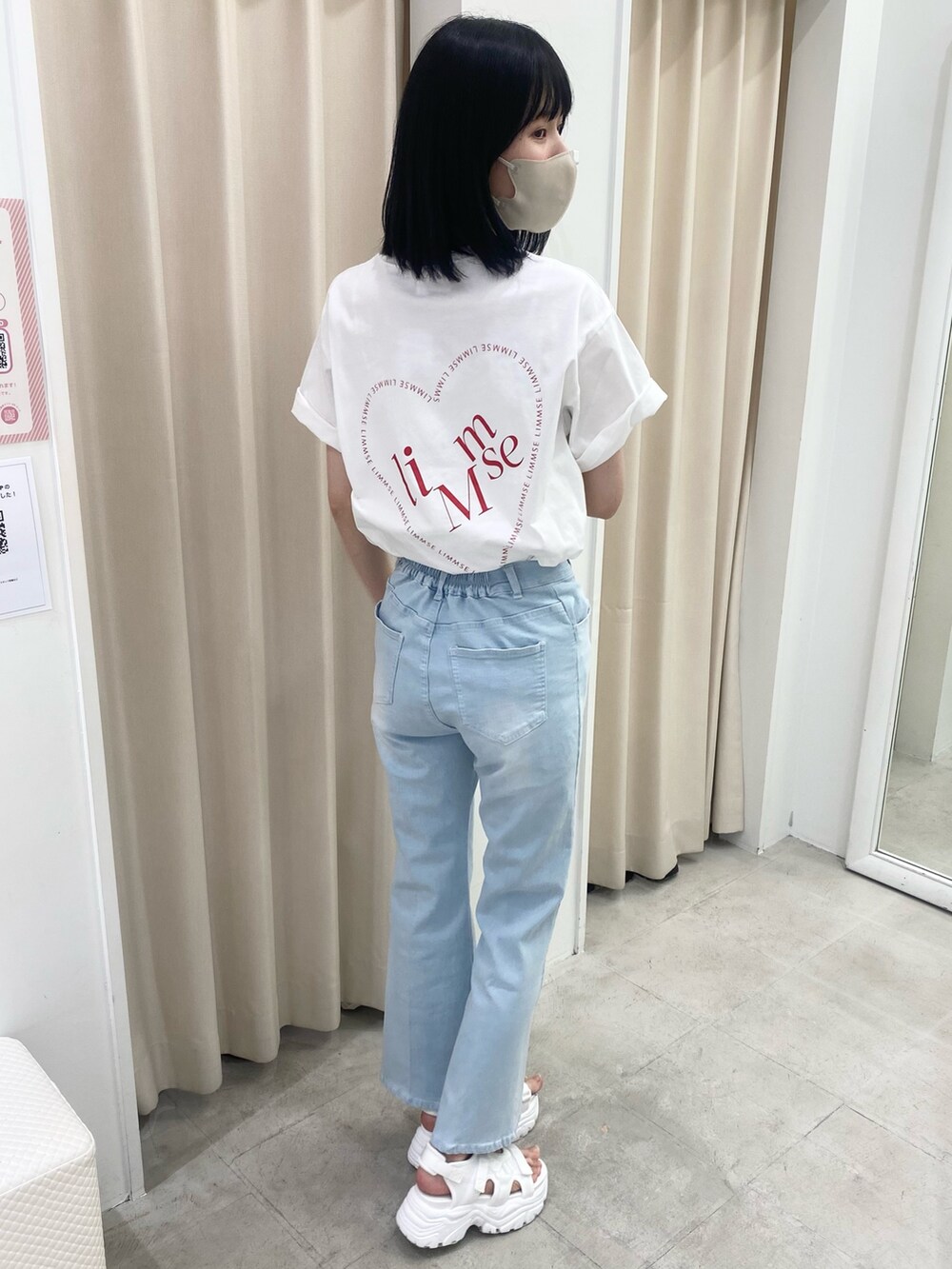 「ナイスクラップ、骨格ウェーブ、高身長女子、高身長コーデ、高身長、おしゃれさんと繋がりたい、ootd、one after another NICE CLAUP、お出かけコーデ、オトナカジュアル、オトナ女子、パンツスタイル、デニム、デニムパンツ、モノトーン」｜「one after another NICE CLAUPの【LIMMSE】ロゴTシャツ（Tシャツ/カットソー、ホワイト系）」を使った、moeさん（レディース・174cm）の冬コーディネートの5枚目の写真