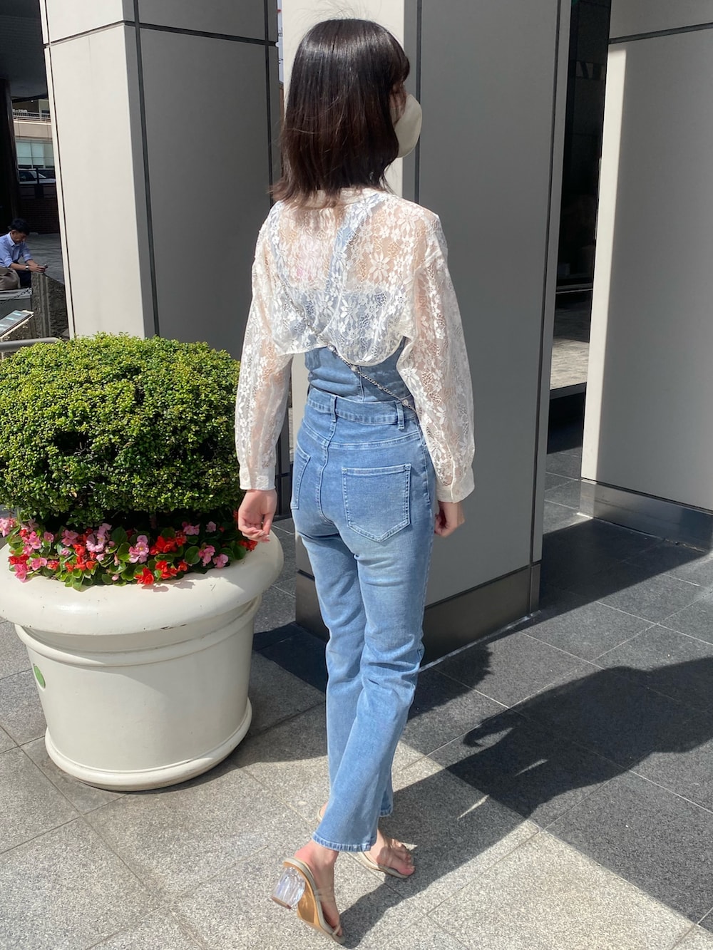 「ナイスクラップ、骨格ウェーブ、高身長、高身長女子、高身長コーデ、one after another NICE CLAUP、ootd、お出かけコーデ、オトナカジュアル、おしゃれさんと繋がりたい、オトナ女子、デニム、ハンドバッグ、デニムパンツ、シンプルコーデ」|「one after another NICE CLAUPのローズブローチ付きビスチェセットパンツ(サロペット/オーバーオール、ブルー系)」を使った、moeさん(レディース・174cm)の冬コーディネートの6枚目の写真