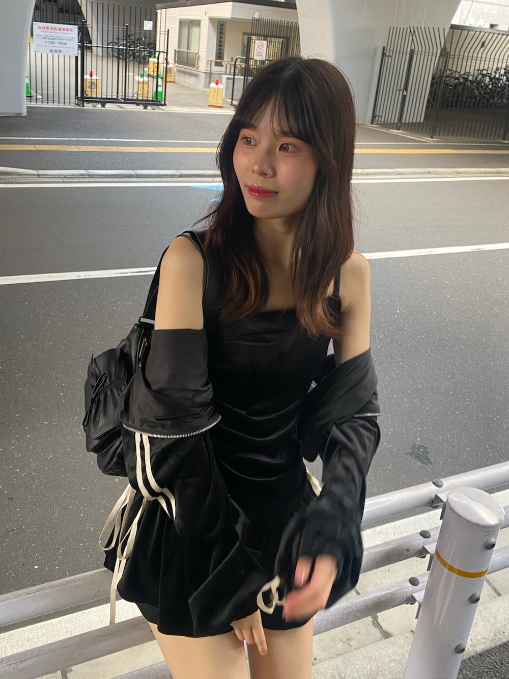 「高身長、高身長女子、骨格ウェーブ、ベロア、ブラック、セットアップ、きれいめコーデ、ラクチンコーデ、キレイめカジュアル、お出かけコーデ、オトナカジュアル、秋カラー、秋服コーデ、大人ガーリー、旅行コーデ」|「one after another NICE CLAUPのサイドリボンドロストキャミワンピース(ワンピース、ブラック系)」を使った、moeさん(骨格ウェーブ・レディース・174cm)の秋コーディネートの8枚目の写真