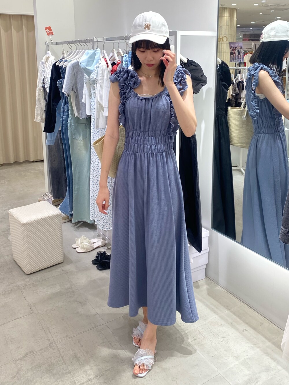 「ナイスクラップ、ワンピース、骨格ウェーブ、高身長、高身長女子、高身長コーデ、ootd、one after another NICE CLAUP、お出かけコーデ、オトナカジュアル、おしゃれさんと繋がりたい、オトナ女子、シンプルコーデ、シンプル、カラーコーデ」｜「one after another NICE CLAUPのリボン取り外し可能/肩リボンリラックスワンピース（ワンピース、ブルー系）」を使った、moeさん（レディース・174cm）の冬コーディネートの5枚目の写真
